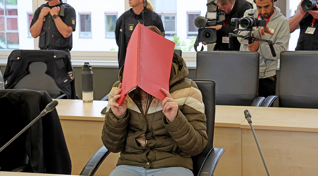 5. Mai 2026, Mecklenburg-Vorpommern, Rostock: Die Angeklagte wartet im Gerichtssaal des Landgerichts auf die Fortsetzung des Mordprozesses.  | Quelle: Getty Images
