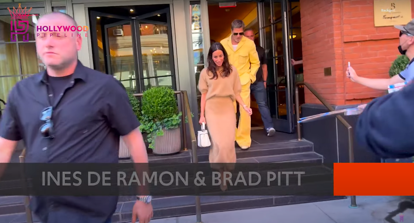 Ines de Ramon und Brad Pitt beim Verlassen eines Hotels in New York City, aufgenommen am 10. September 2024. | Quelle: YouTube/Hollywood Pipeline