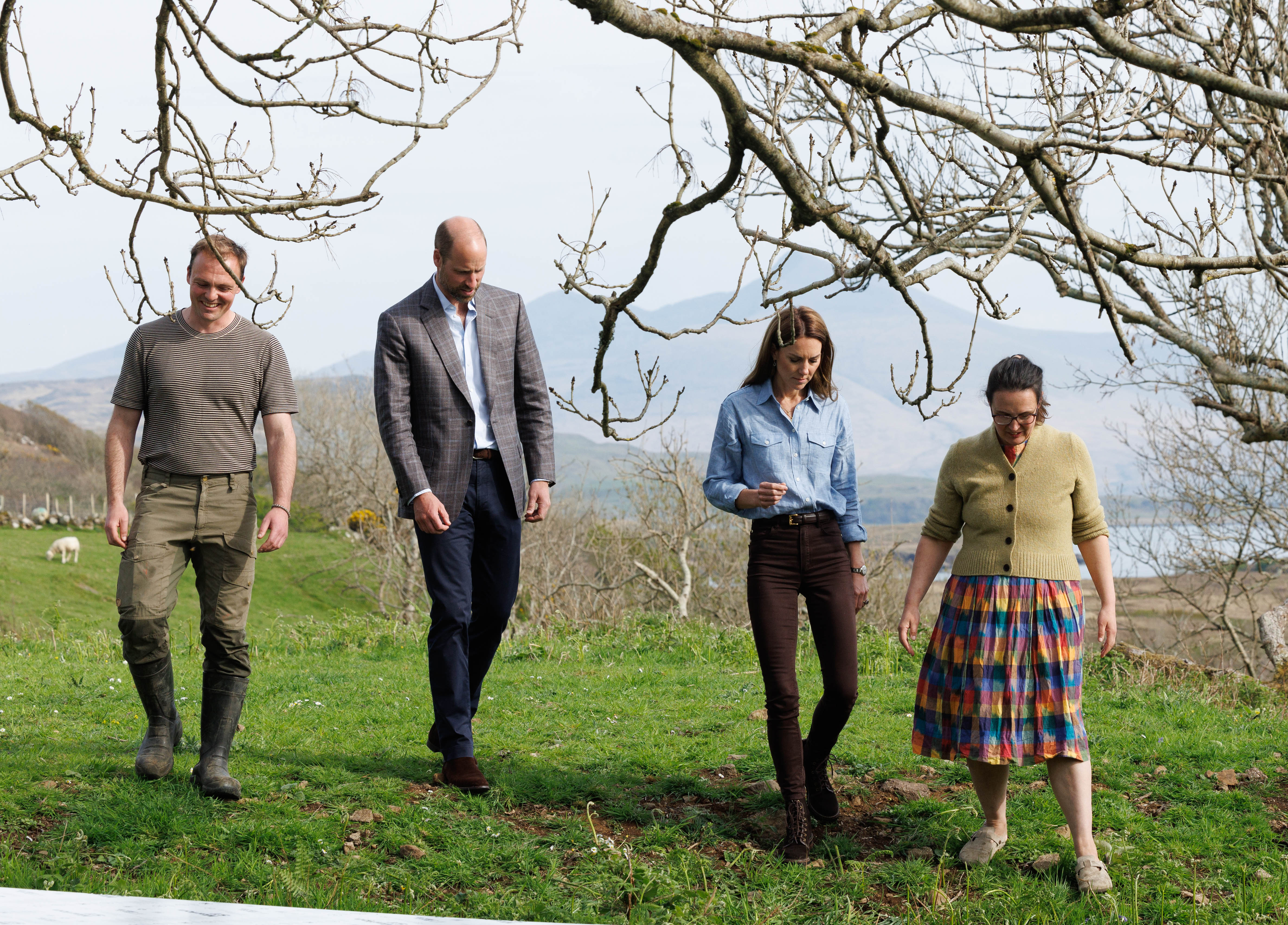 William und Catherine spazieren mit den Croftbesitzern Jeanette Lynn und Jack Shaw an der Westküste von Mull. Das Paar besuchte das Landgut, um etwas über nachhaltige Landwirtschaft und die Rolle der Gastfreundschaft im Inselleben zu erfahren.