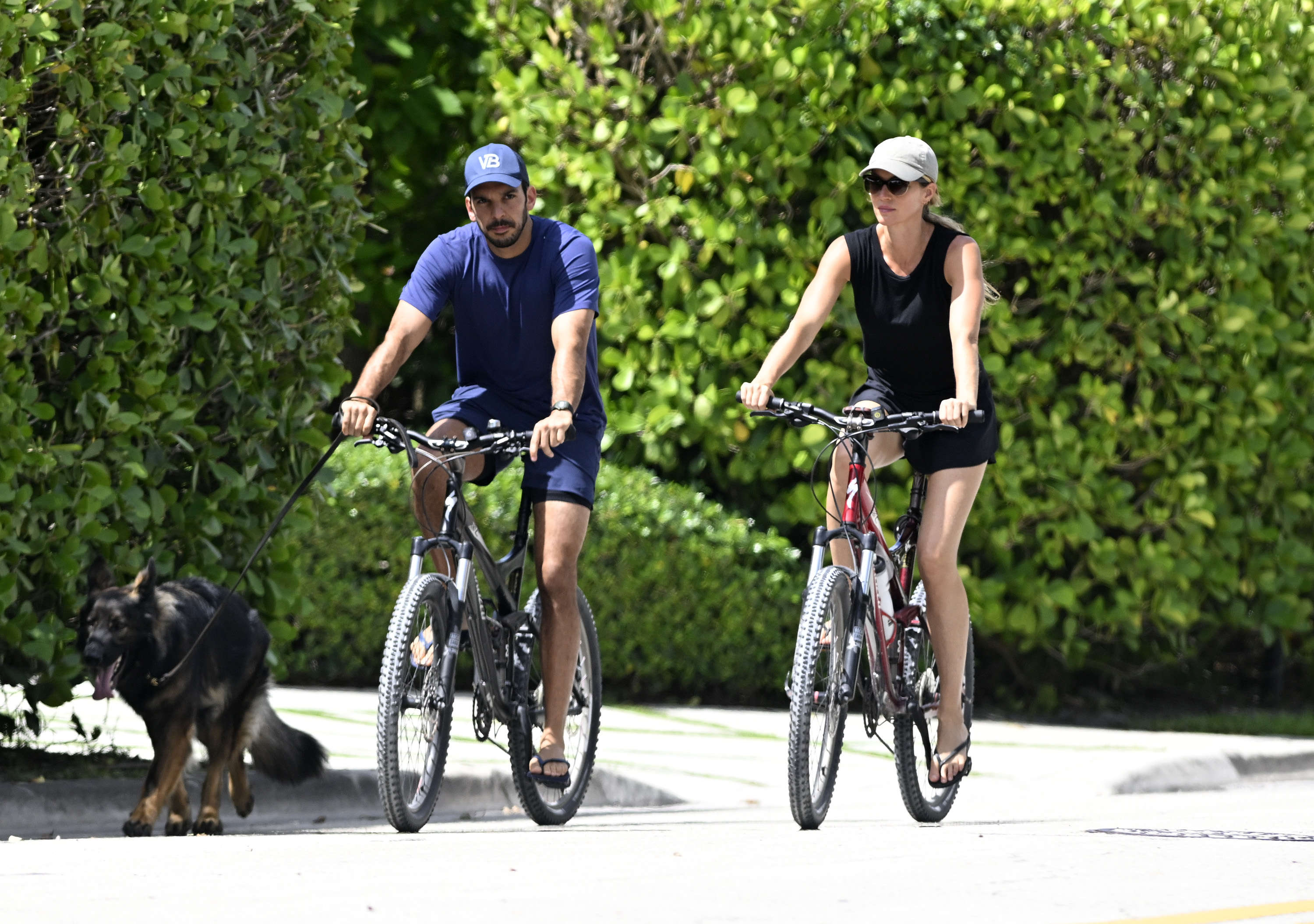 Joaquim Valente und Gisele Bündchen beim Fahrradfahren gesichtet. | Quelle: Getty Images