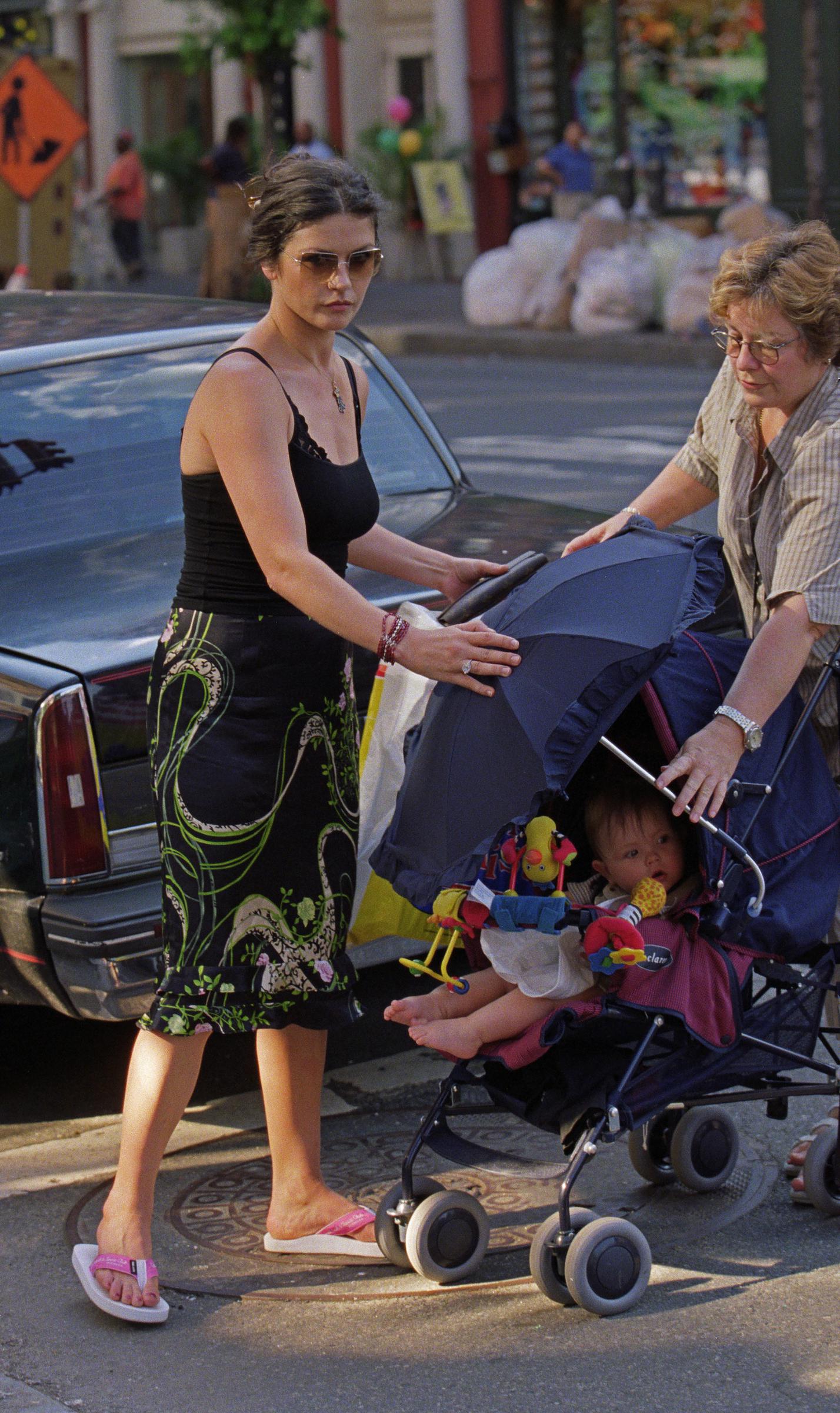 Catherine Zeta-Jones geht mit ihrem Sohn Dylan (im Kinderwagen) und ihrem Kindermädchen am 25. Juni 2001 auf der Columbus Avenue in der Nähe ihres Hauses in New York City spazieren | Quelle: Getty Images