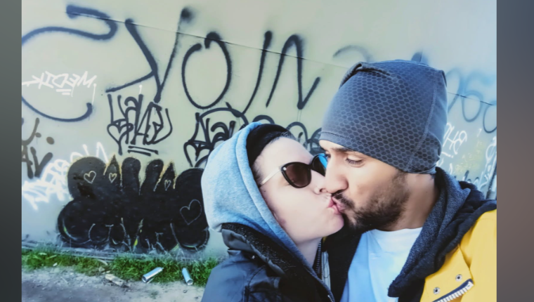 Daveigh Chase und Roy Hernandez küssen sich auf einem undatierten Foto, das während ihrer Beziehung geteilt wurde – Jahre bevor ihr Vater erzählte, dass das Paar in Los Angeles obdachlos gelebt habe. | Quelle: GoFundMe