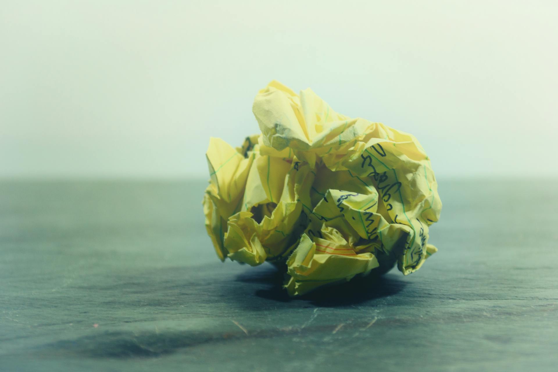Ein zerknülltes Papier mit Schrift darauf | Quelle: Pexels