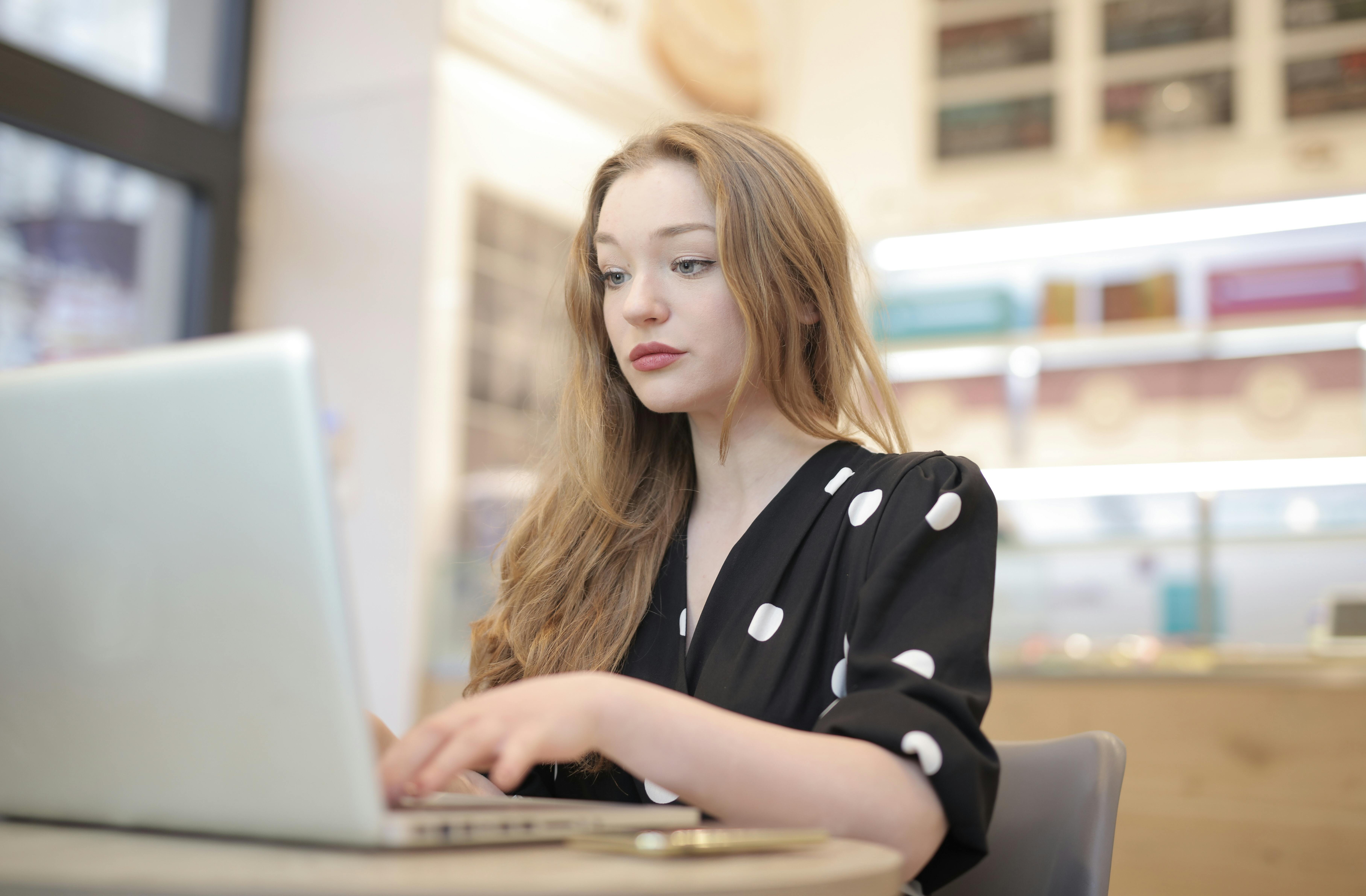 Eine Frau schaut sich Filmmaterial auf ihrem Laptop an | Quelle: Pexels