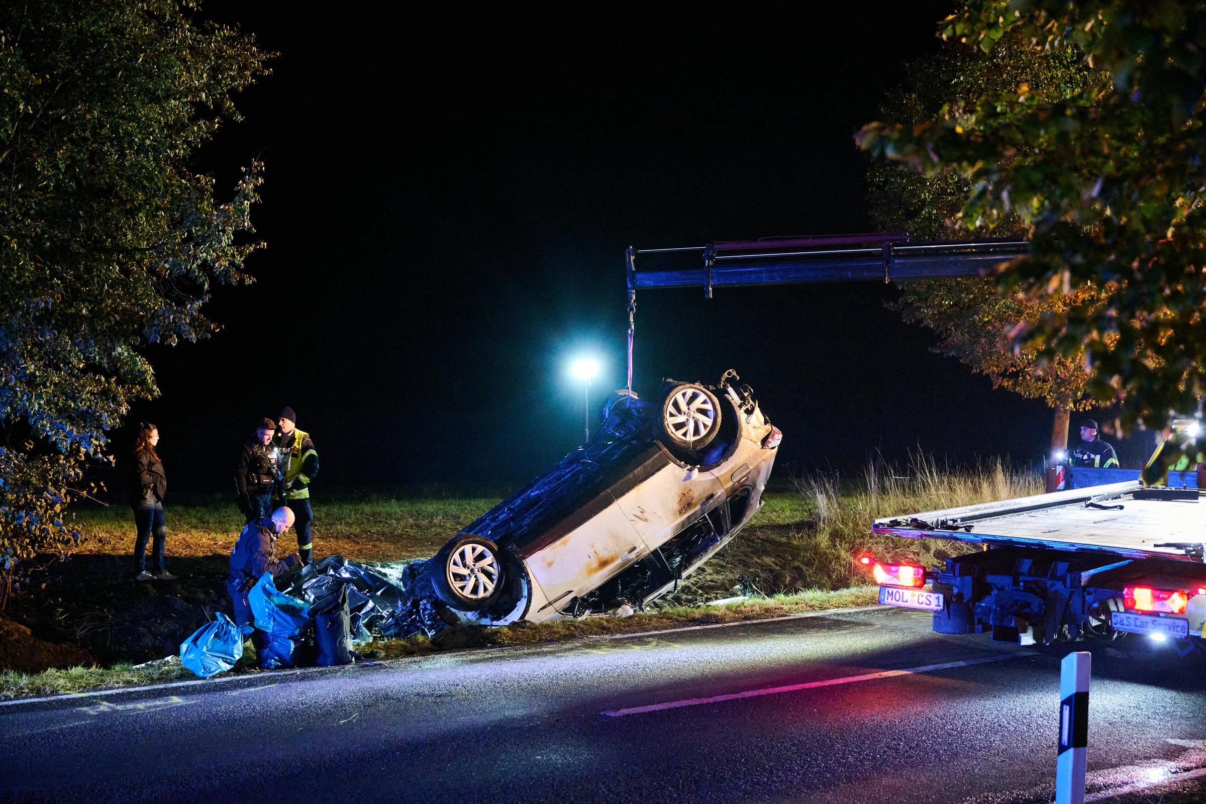 Ein Abschleppwagen lädt das ausgebrannte Auto auf seinen Anhänger. In Brandenburg kamen vier Menschen ums Leben, als ein Auto frontal mit drei Mopeds zusammenstieß. Der Unfall ereignete sich laut Polizei am Abend in der Nähe von Biesenthal im Landkreis Barnim. | Quelle: Getty Images
