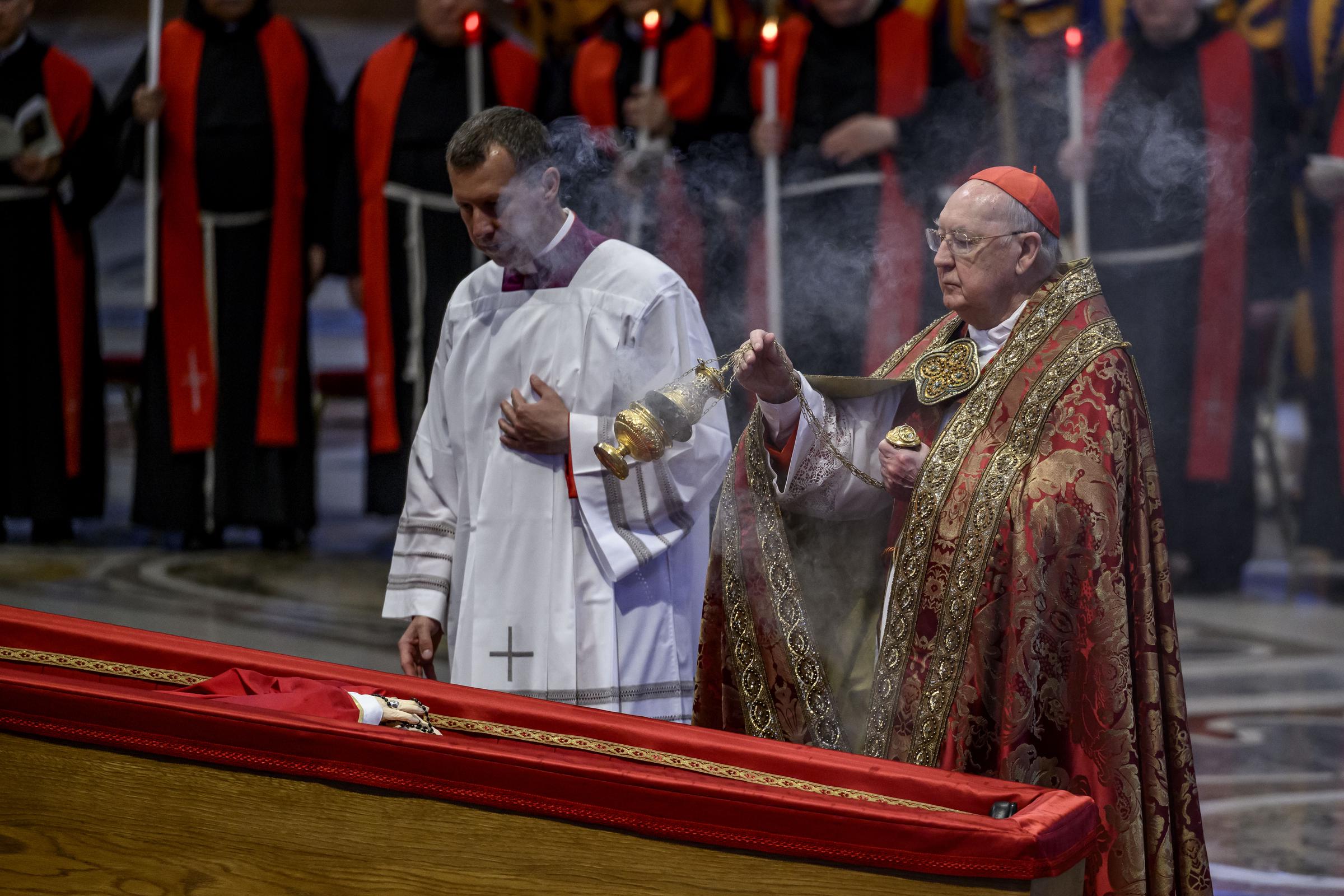 Kardinal Kevin Joseph Farrell hält Weihrauch neben dem Sarg von Papst Franziskus im Petersdom am 23. April 2025 in der Vatikanstadt. | Quelle: Getty Images