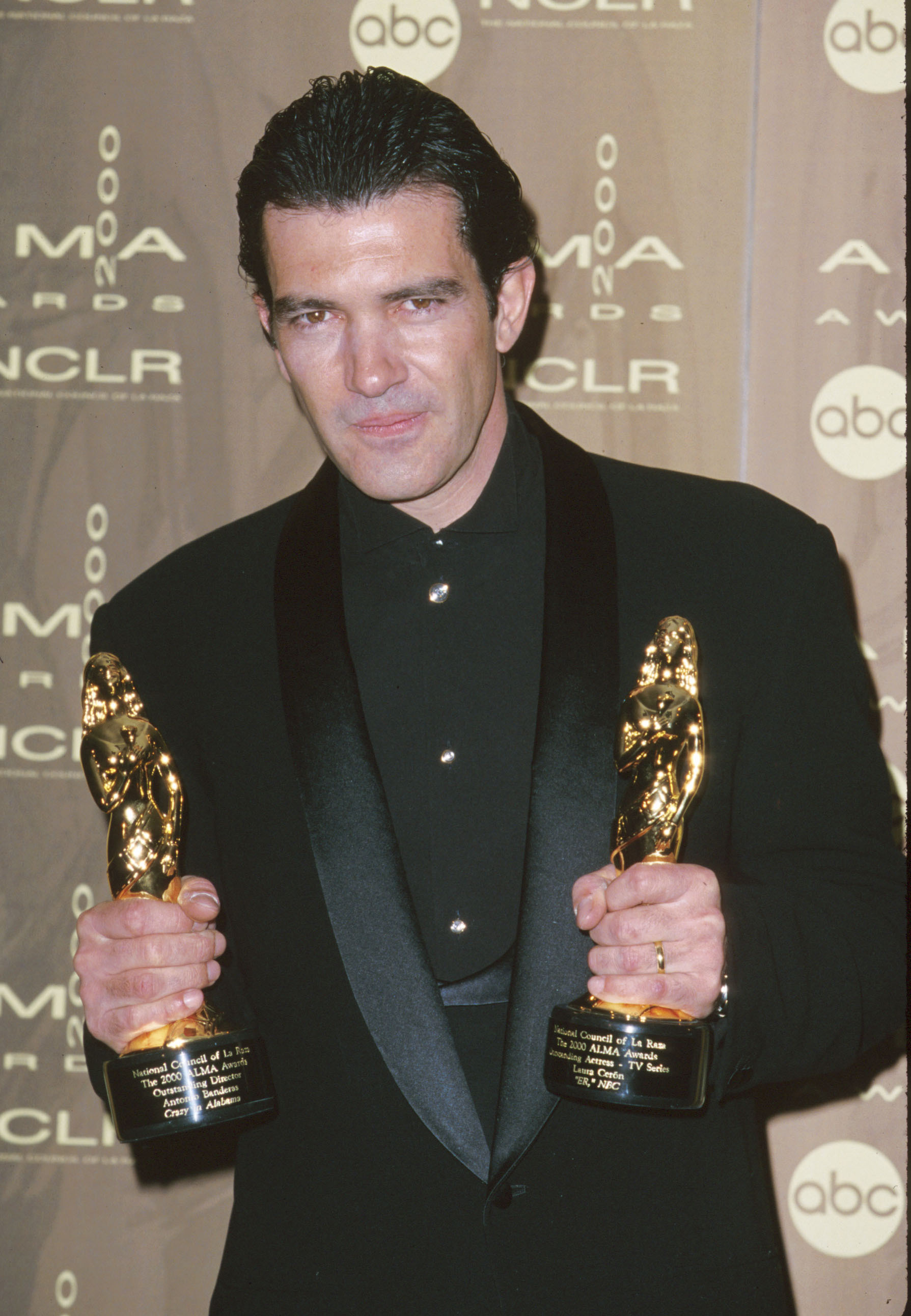 Antonio Banderas bei den ALMA Awards in Pasadena, Kalifornien, am 16. April 2000. | Quelle: Getty Images