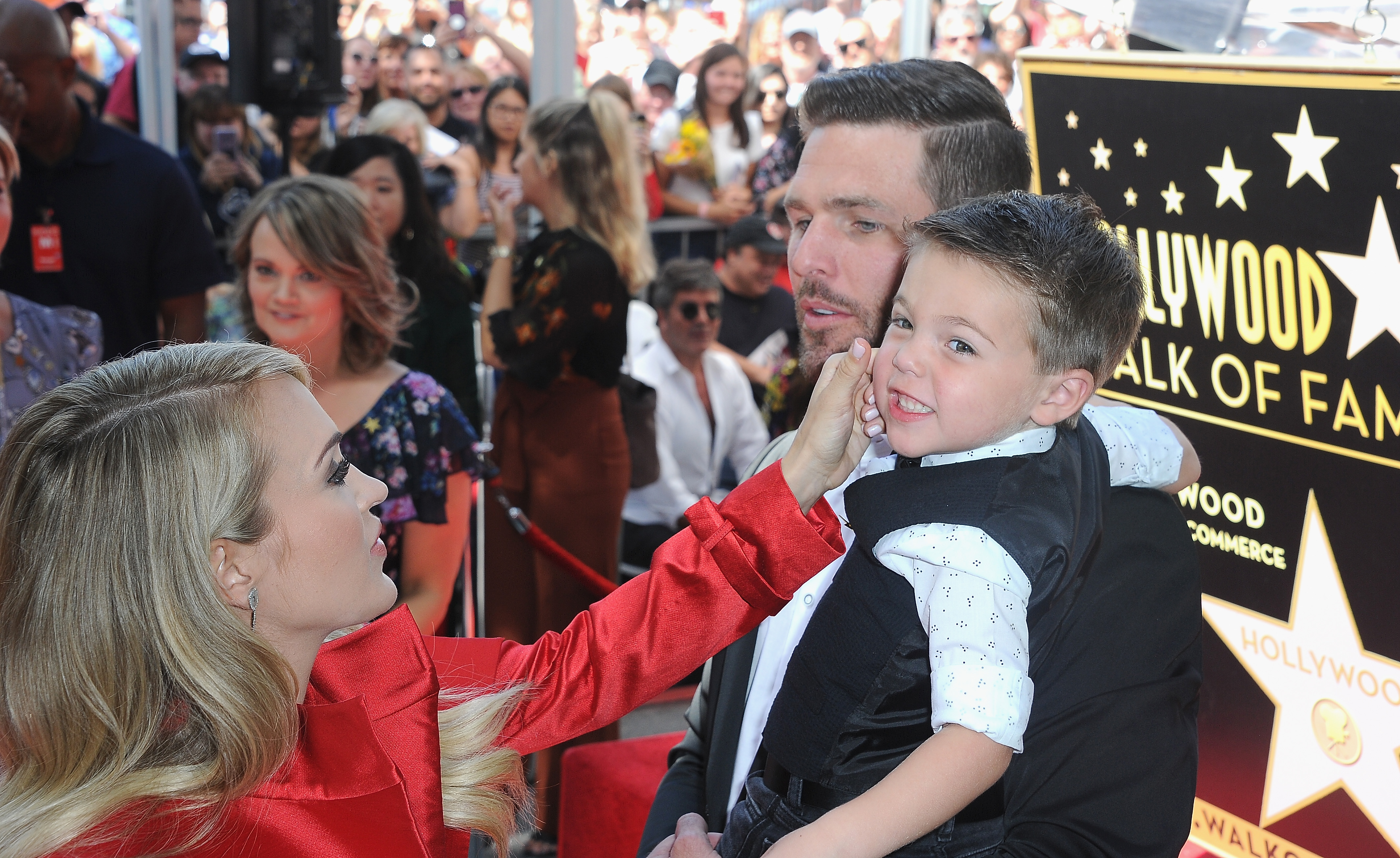 Carrie Underwood mit ihrem Mann Mike Fisher und ihrem Sohn Isaiah in Hollywood im Jahr 2018 | Quelle: Getty Images