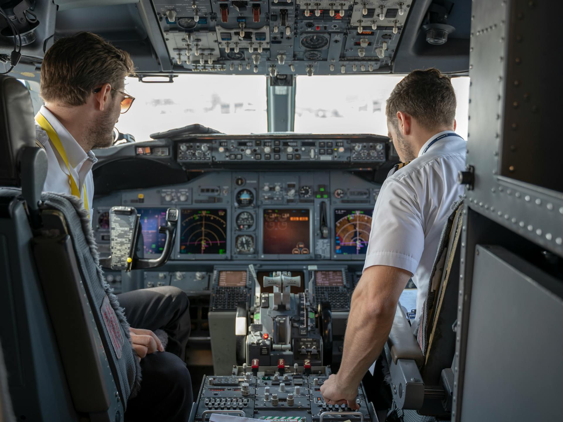 Piloten in einem Cockpit | Quelle: Pexels