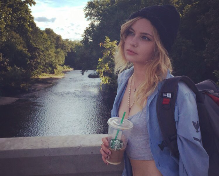 Auf einem Foto, das im August 2015 geteilt wurde – Monate bevor ihre Online-Präsenz nachließ –, steht Daveigh Chase auf einer Brücke mit Blick auf einen Fluss und hält ein Starbucks-Getränk in der Hand. | Quelle: Instagram/daveighc