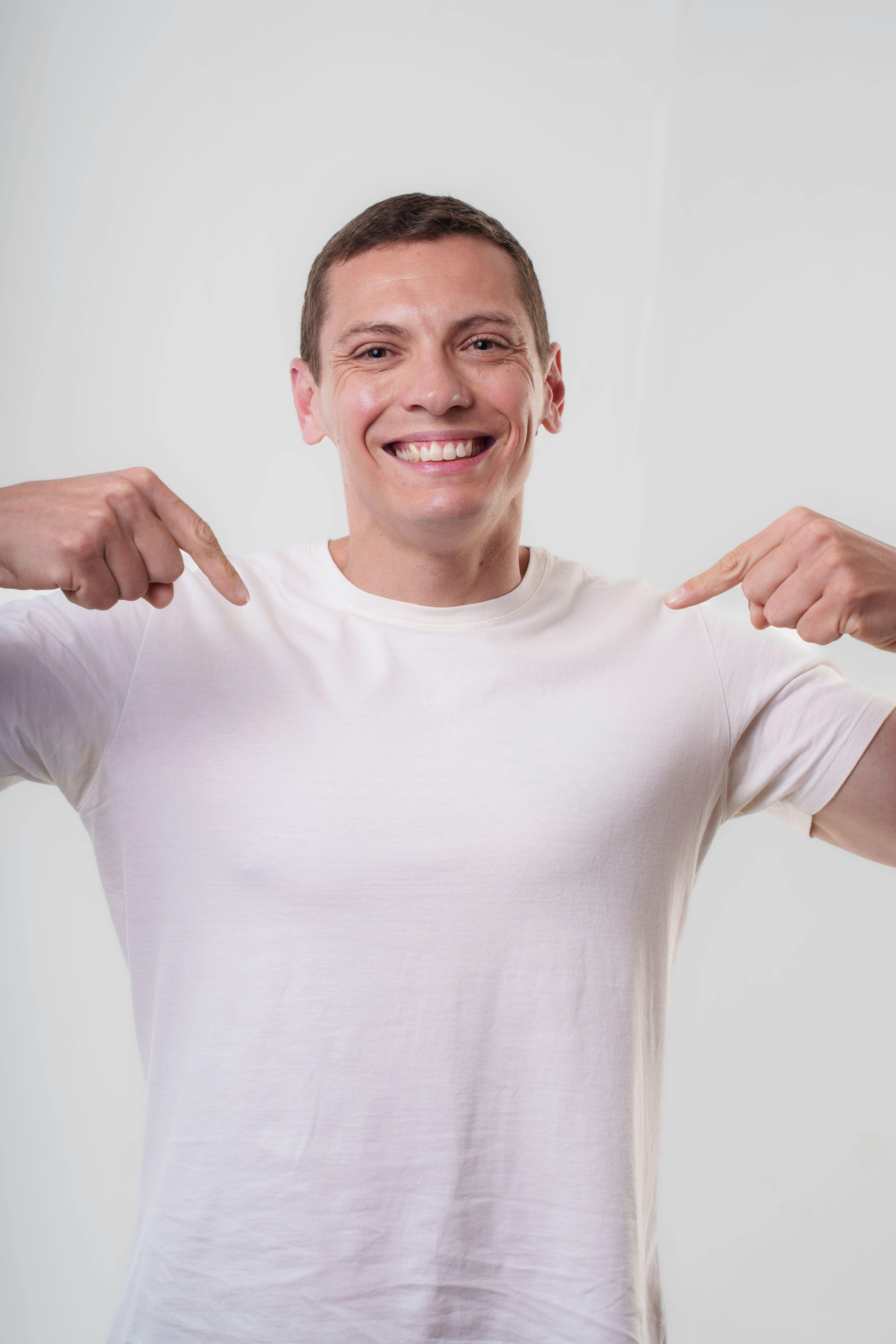 Ein glücklicher Mann, der auf sich selbst zeigt | Quelle: Pexels