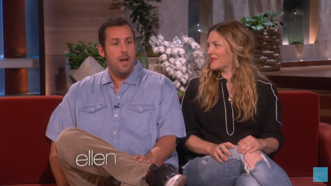 Adam Sandler sagt, dass seine Frau Jackie ihn in einem Interview in der "The Ellen Show" am 14. Mai 2014 darum gebeten hat, in romantischen Szenen "den Frauen zuliebe" etwas lebendiger auszusehen: YouTube/TheEllenShow