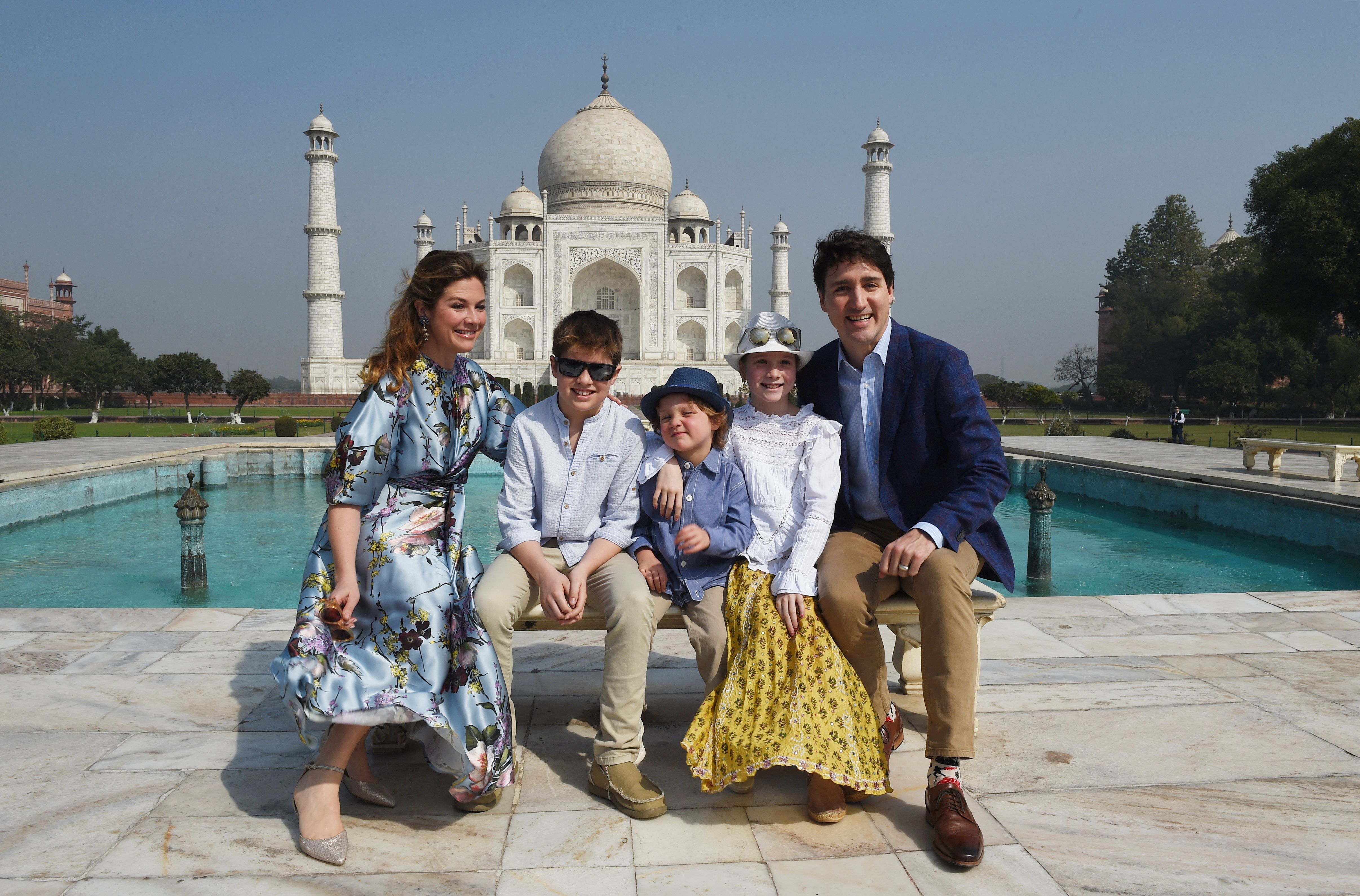 Justin Trudeau hat einst gemeinsame Momente mit Sophie Grégoire Trudeau und ihren drei Kindern erlebt, bevor sich das Paar 2023 trennte. Die Familie posierte am 18. Februar 2018 gemeinsam vor dem Taj Mahal in Indien. | Quelle: Getty Images