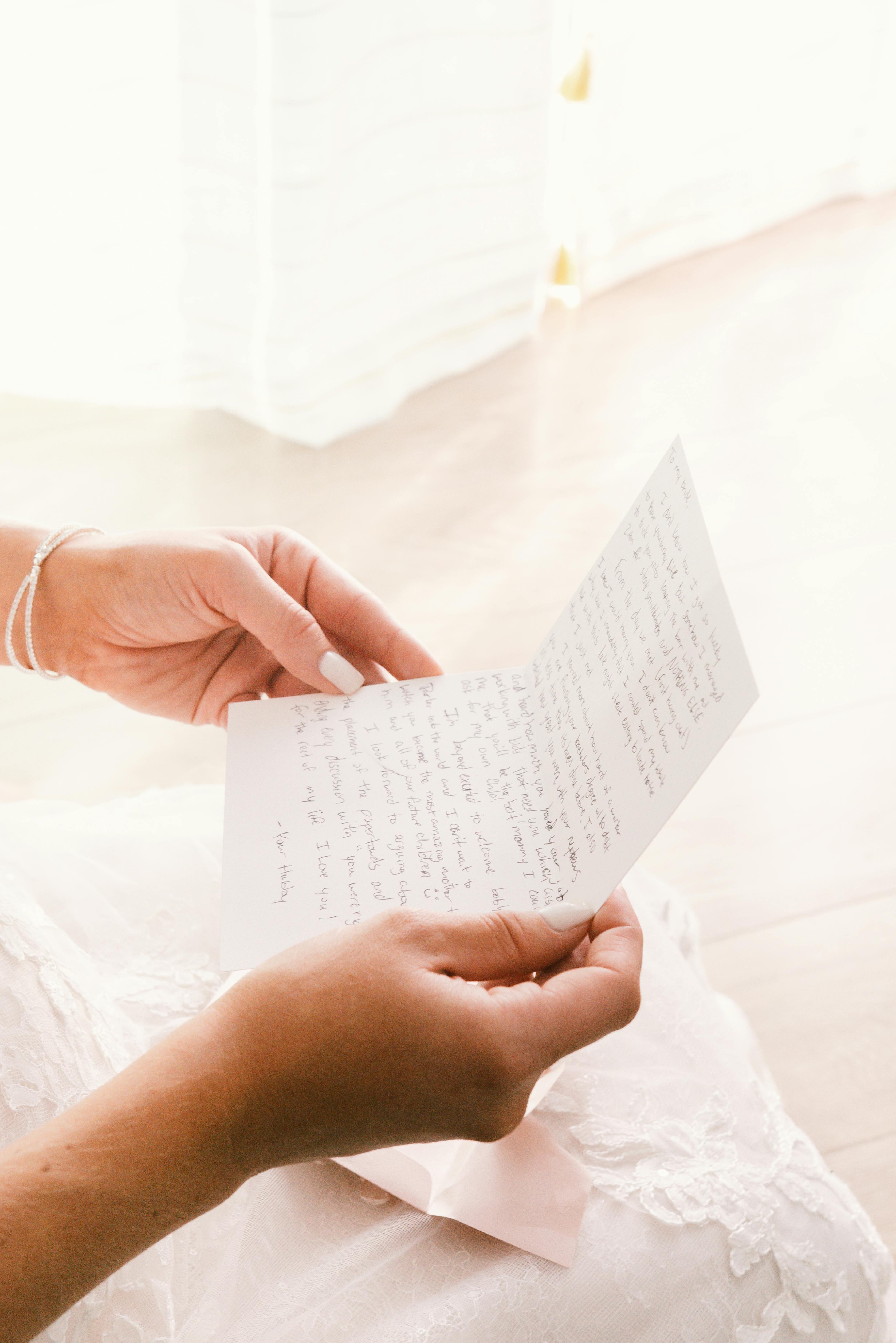 Die Hände einer Frau halten einen Brief | Quelle: Pexels