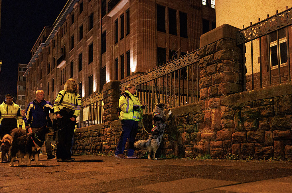 15. Januar 2026, Hessen, Frankfurt am Main: Suchhunde und Hundeführer suchen vor der Weißfrauenschule nach Hinweisen. | Quelle: Getty Images