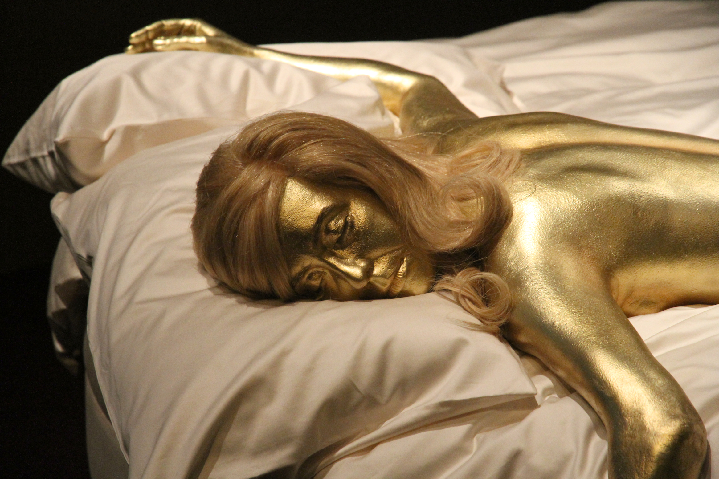 Eine Reproduktion der goldbemalten Shirley Eaton als Jill Masterson im Film "Goldfinger", am 5. Juli 2012. | Quelle: Getty Images
