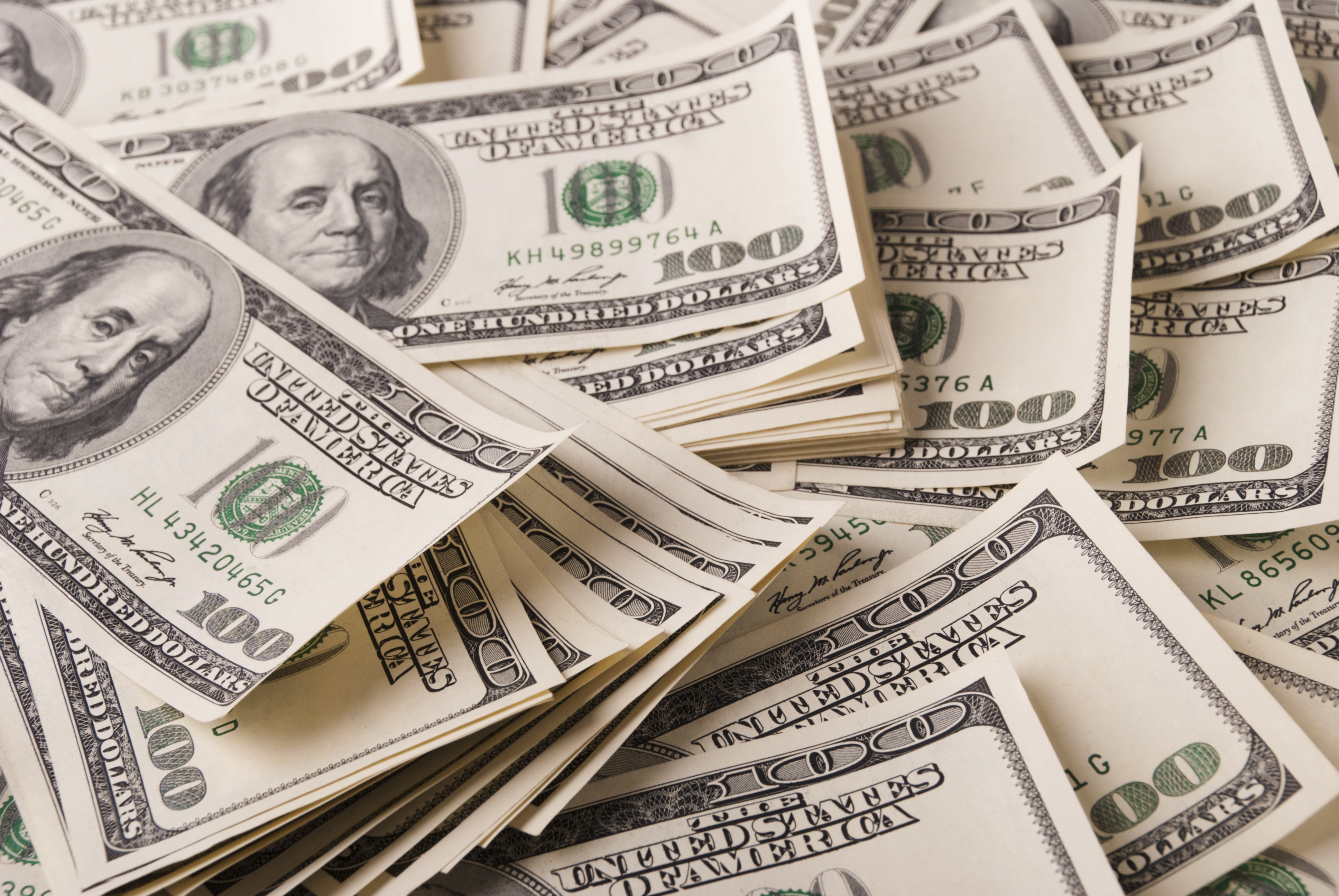 Ein Stapel von Hundert-Dollar-Scheinen | Quelle: Shutterstock