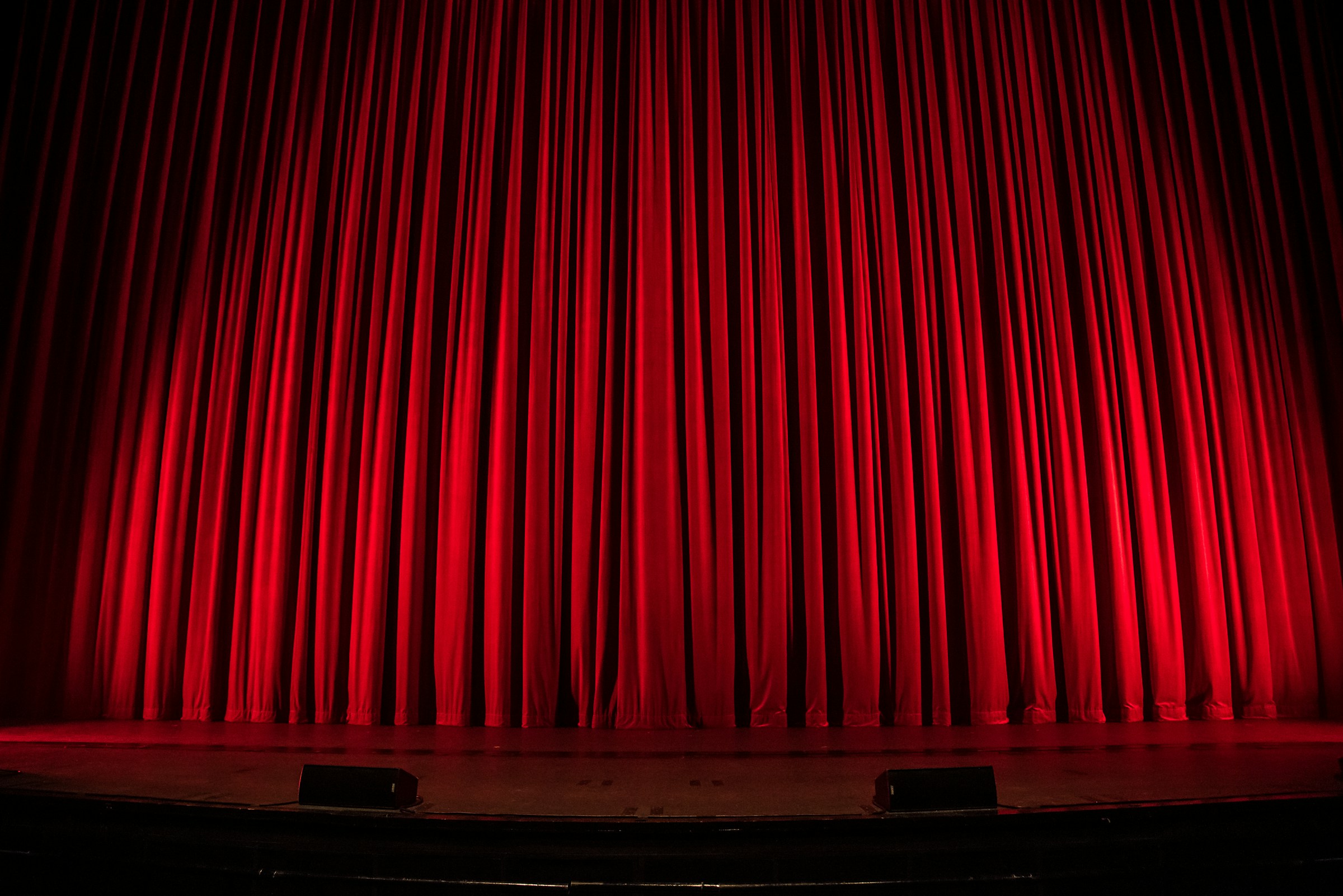 Ein roter Vorhang in einem Theater | Quelle: Unsplash