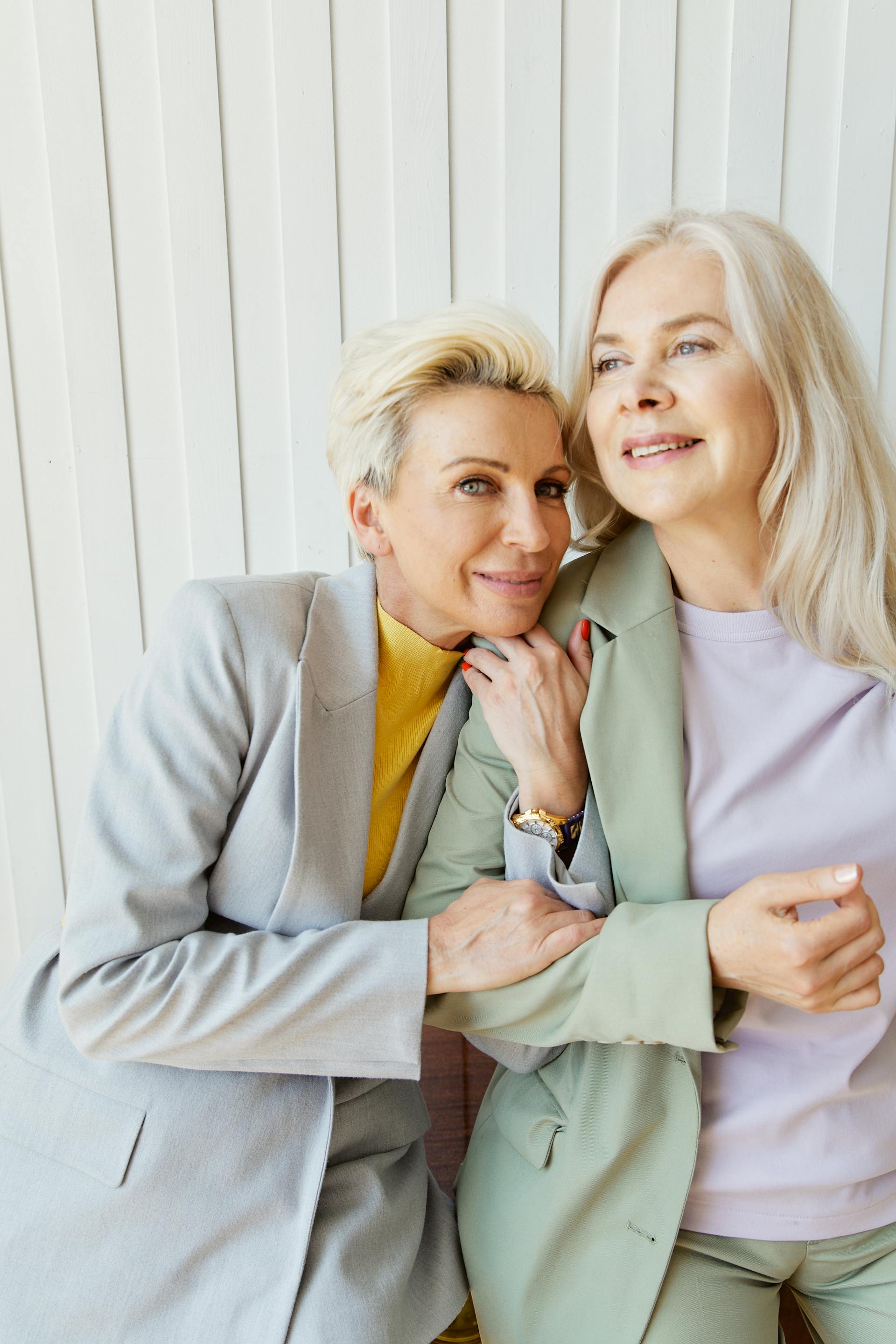 Zwei Frauen, die zusammen stehen | Quelle: Pexels