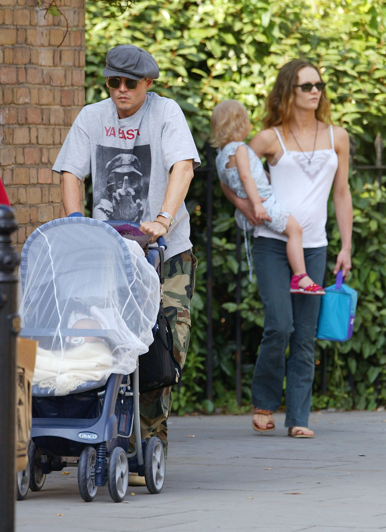 Johnny Depp, Jack Depp, Vanessa Paradis und Lily-Rose Depp auf dem Weg zu einem Picknick in einem Londoner Park, am 14. Juli 2002 | Quelle: Getty Images