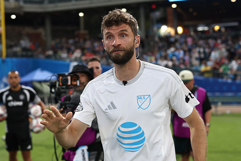 Thomas Müller von den MLS All-Stars spricht am 28. Juli 2026 im Atrium Health Performance Center in Charlotte, North Carolina, vor dem Spiel gegen die Mannschaft aus der LIGA MX in der Mixzone mit den Medien. | Quelle: Getty Images