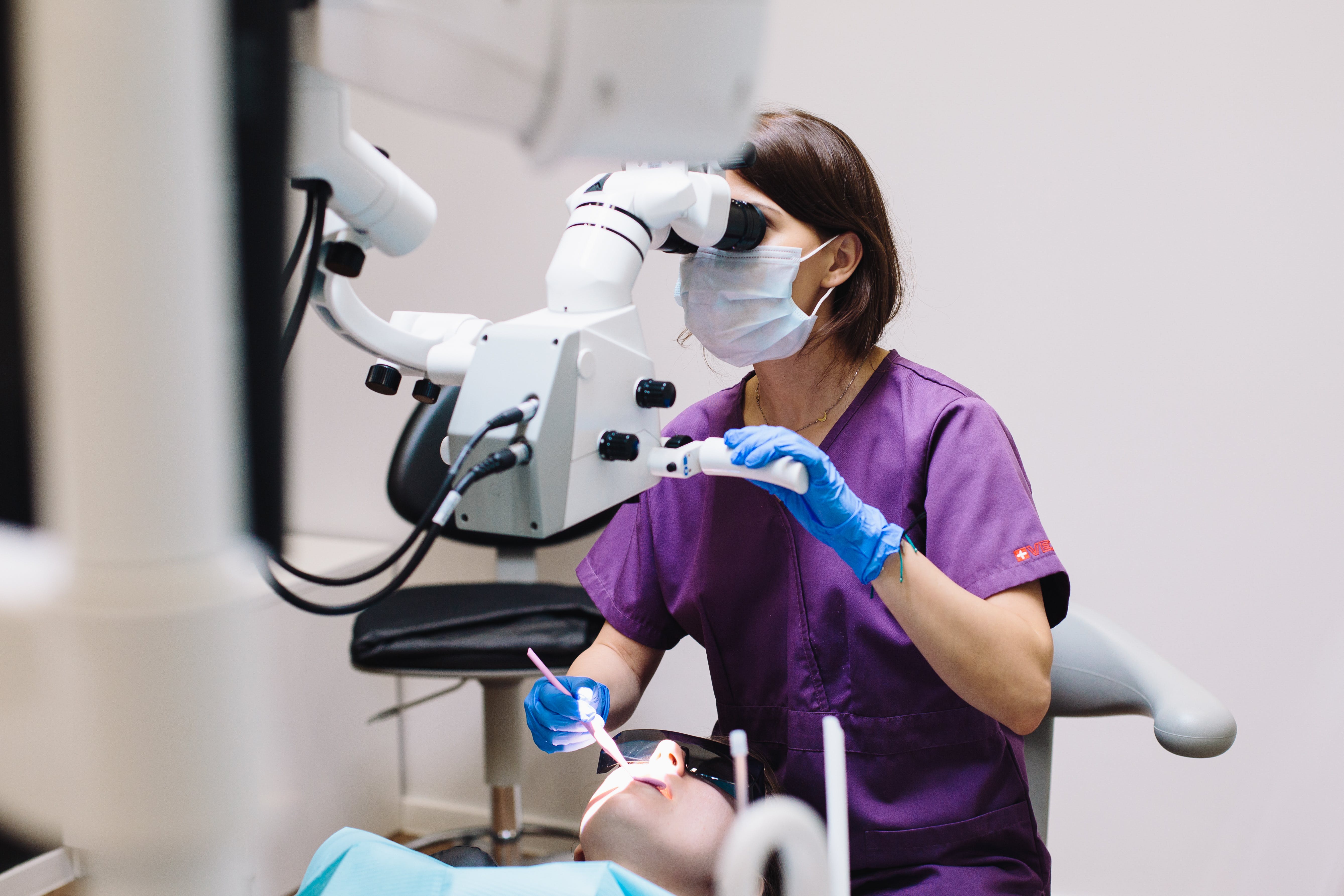 Eine Zahnärztin untersucht einen Patienten. | Quelle: Pexels