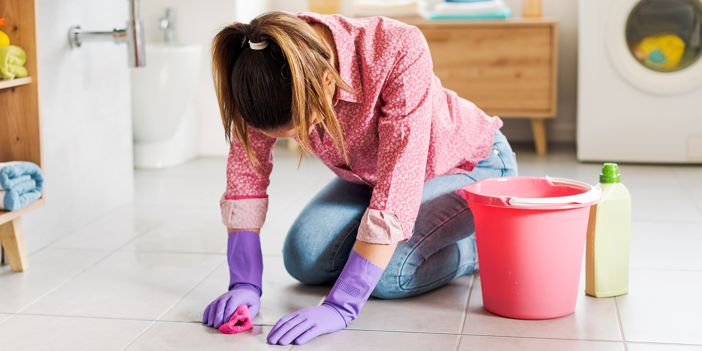 Eine Frau schrubbt den Boden | Quelle: Shutterstock