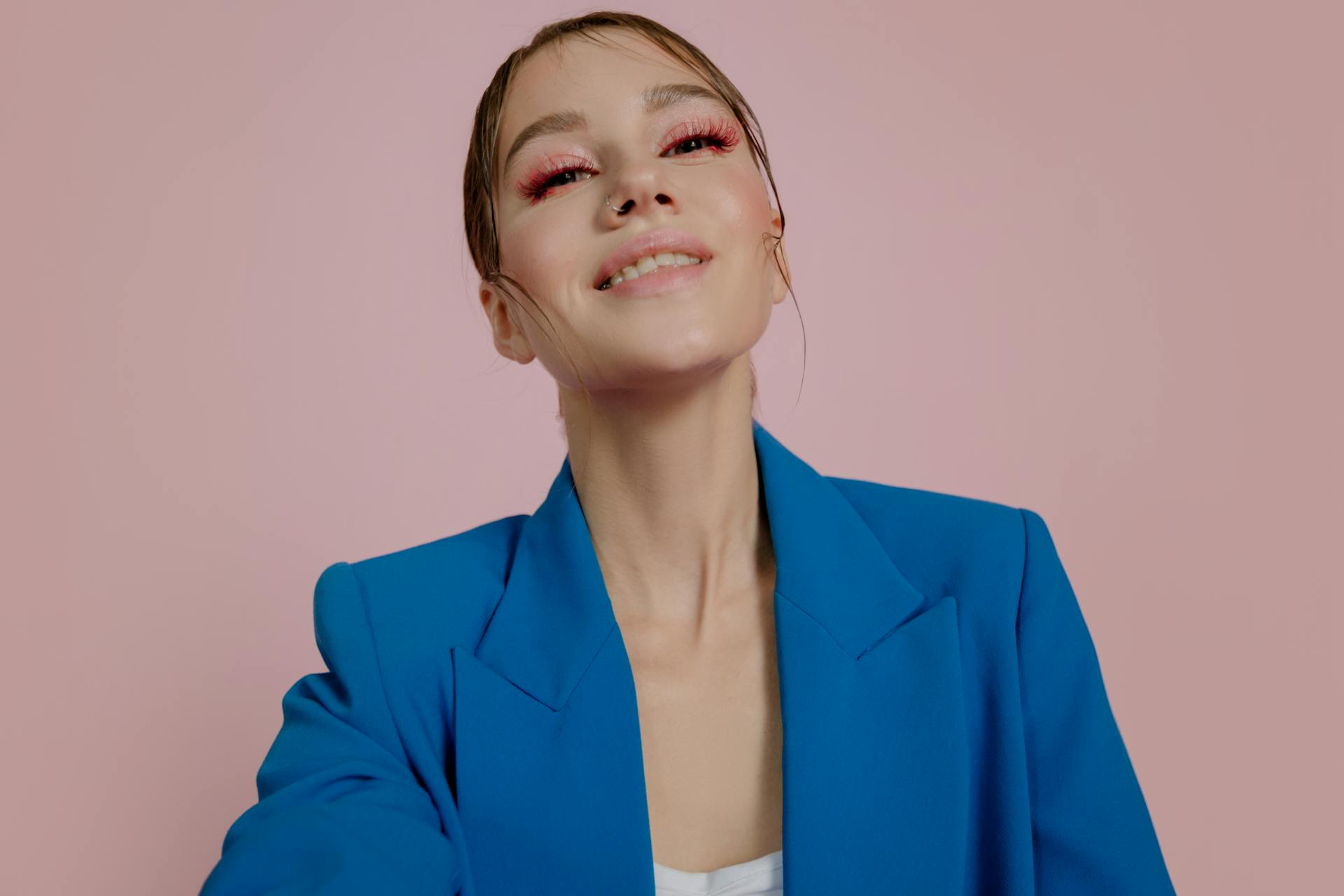 Eine Frau, die verrucht lächelt | Quelle: Pexels