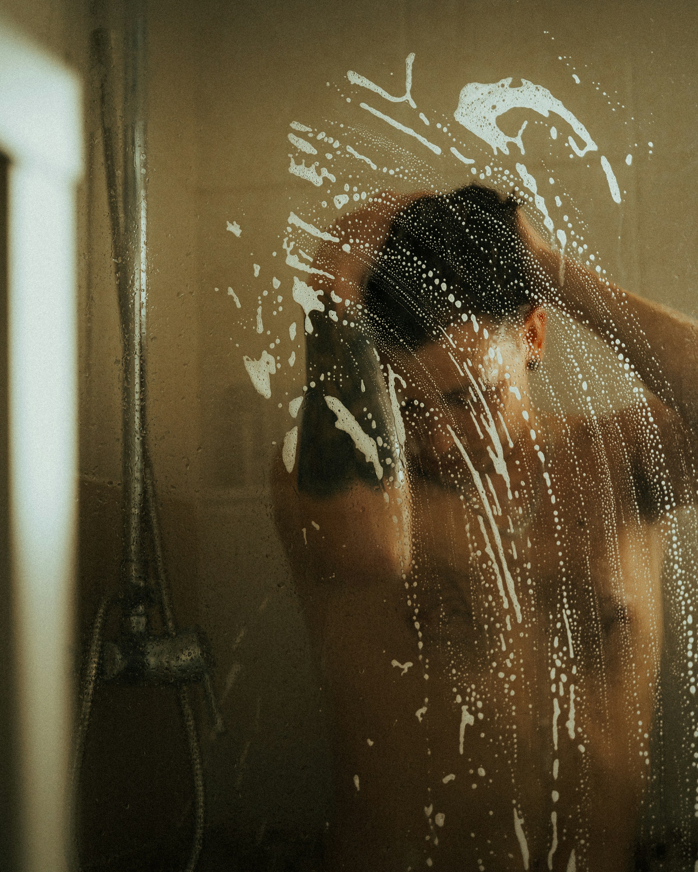 Ein Mann nimmt eine Dusche | Quelle: Unsplash