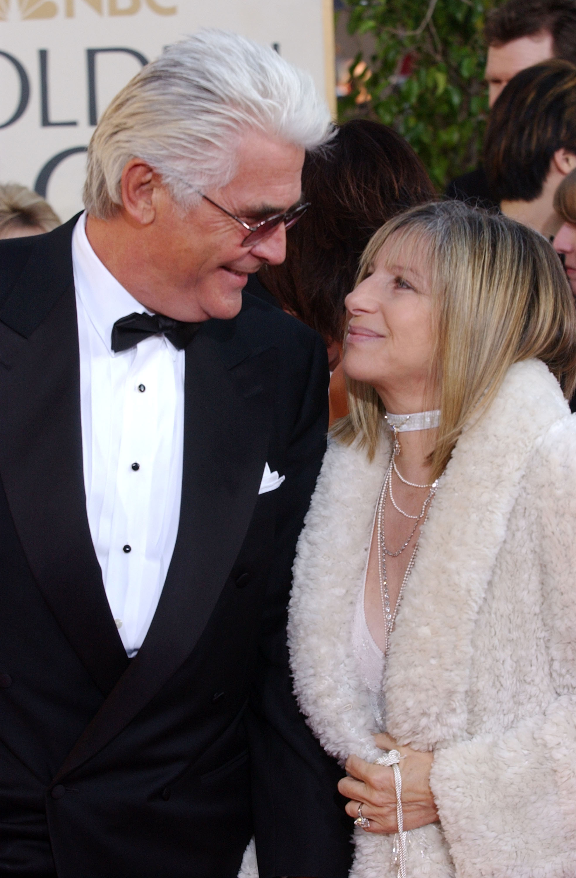 James Brolin und Barbra Streisand bei den 61. jährlichen Golden Globe Awards in Beverly Hills, Kalifornien, 2004. | Quelle: Getty Images