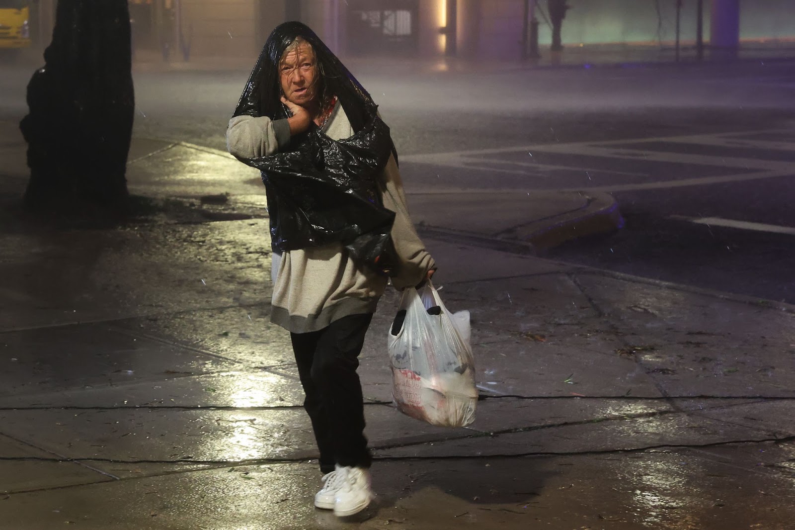 Eine Frau geht durch die Innenstadt, als der Hurrikan Milton am 9. Oktober 2024 in Tampa, Florida, an Land geht. | Quelle: Getty Images