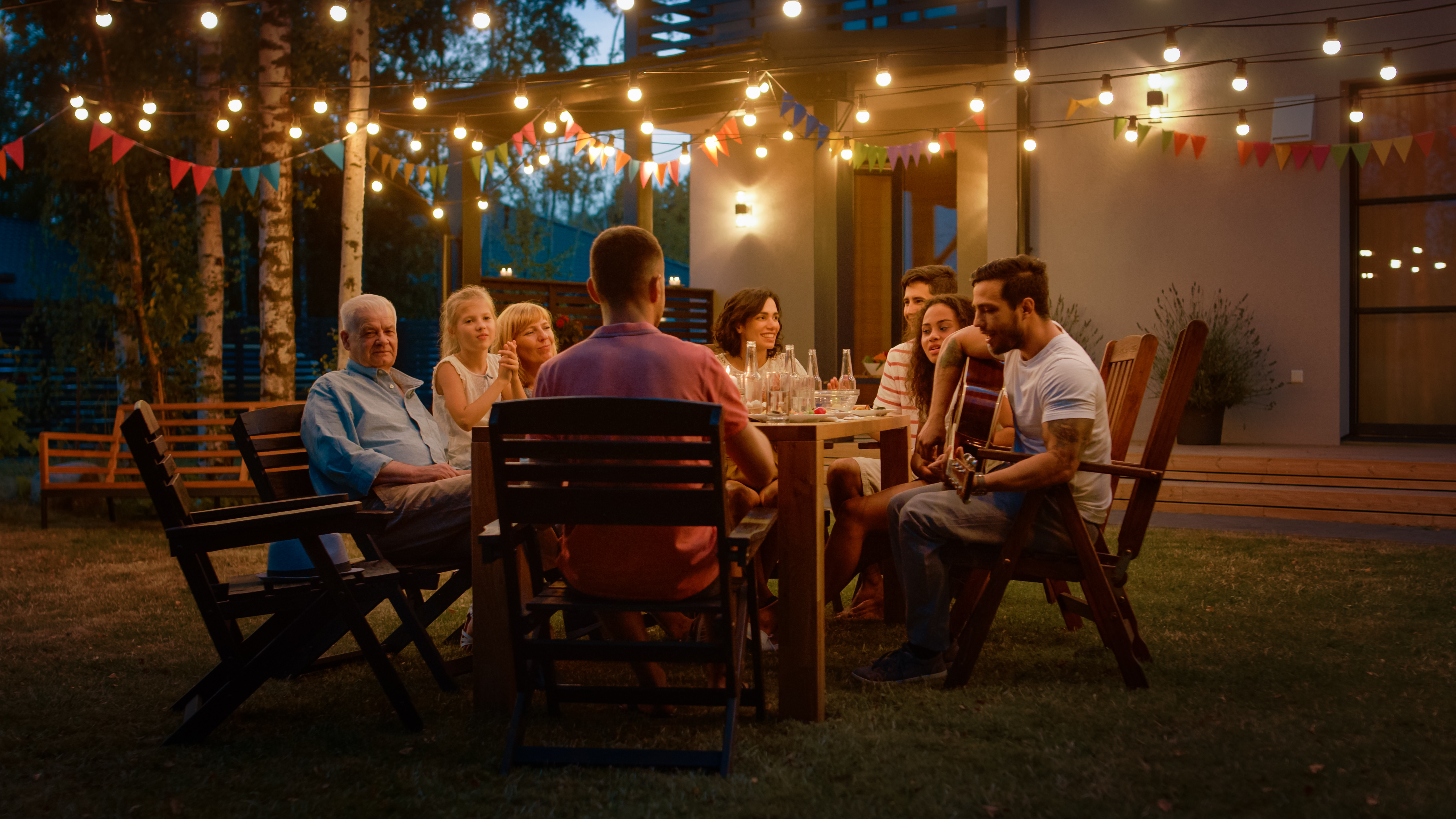 Eine Familie beim Abendessen im Freien | Quelle: Shutterstock