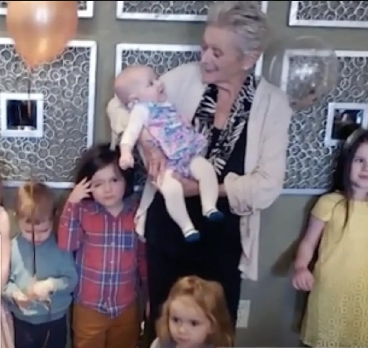 Julia Harlin und ihre Enkelkinder | Quelle: YouTube/WBALTV11