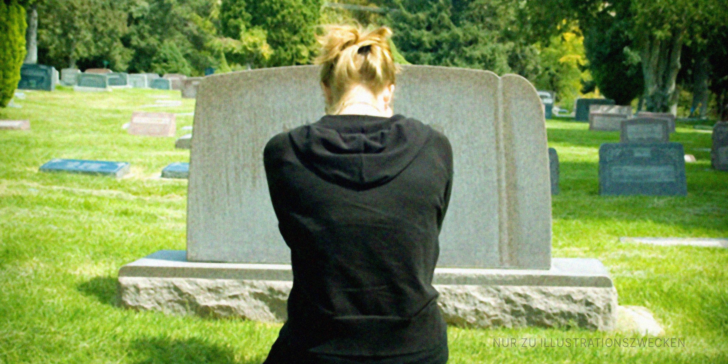 Teenagerin besucht das Grab ihres Vaters und ist den Tränen nahe. | Quelle: Getty Images