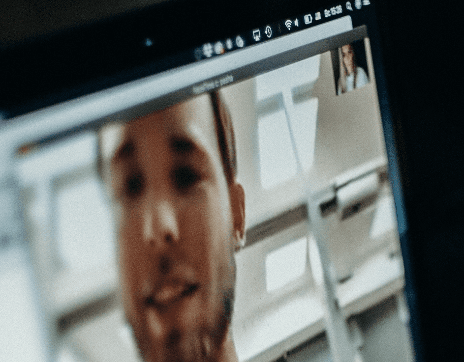 Der Veteran fand das Gesicht seiner Frau in Joes Video Chat. | Quelle: Pexels