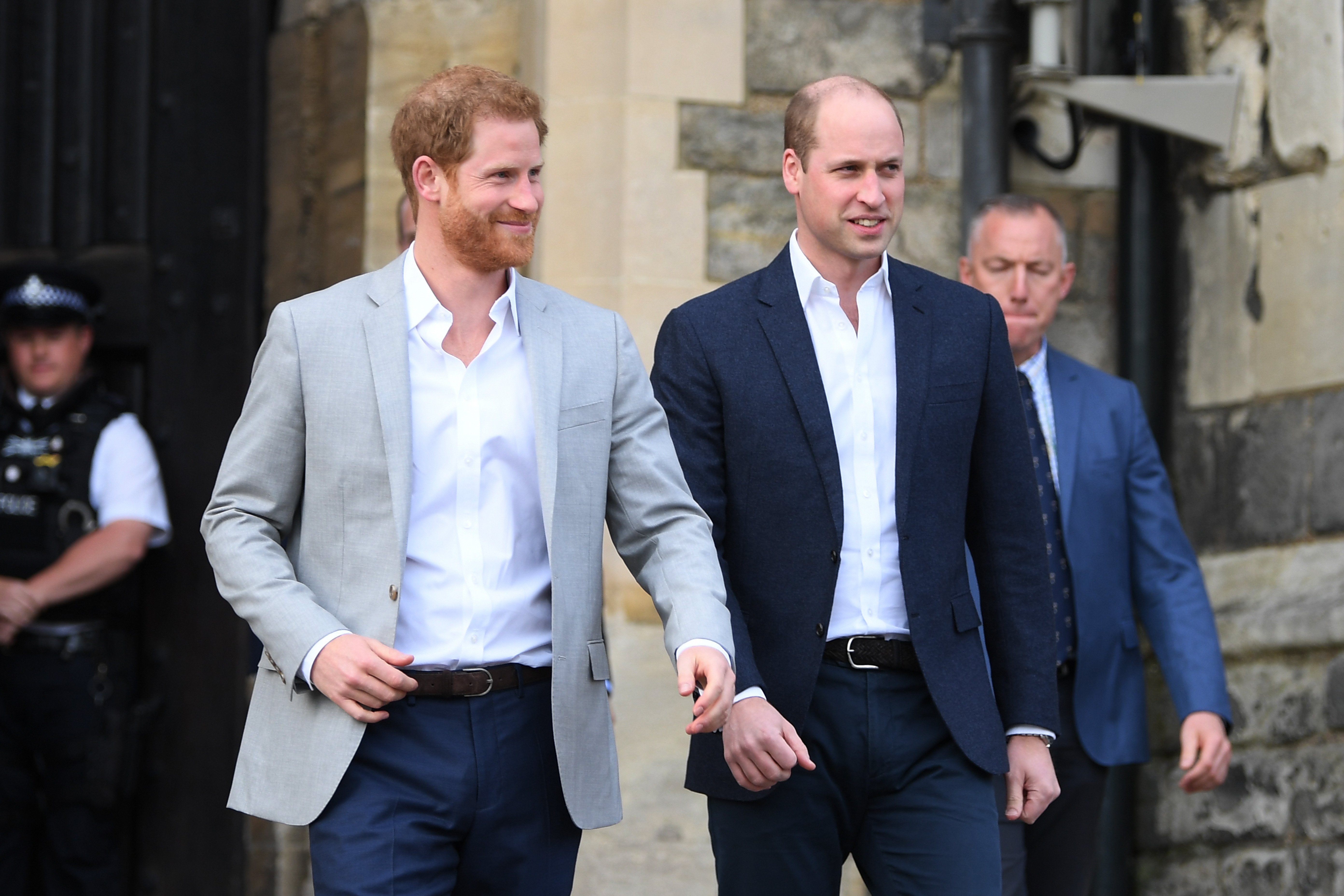 Prinz Harry und Prinz William, Herzog von Cambridge, begeben sich vor der königlichen Hochzeit von Prinz Harry und Meghan Markle am 18. Mai 2018 in Windsor, England, auf einen Rundgang. | Quelle: Getty Images