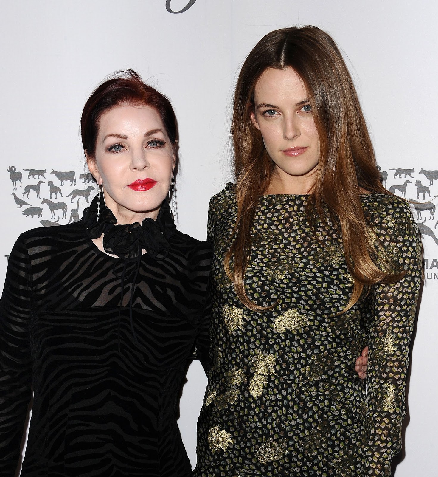 Priscilla Presley und Riley Keough bei der To The Rescue Gala der Humane Society of The United States am 7. Mai 2016 in Hollywood, Kalifornien. | Quelle: Getty Images