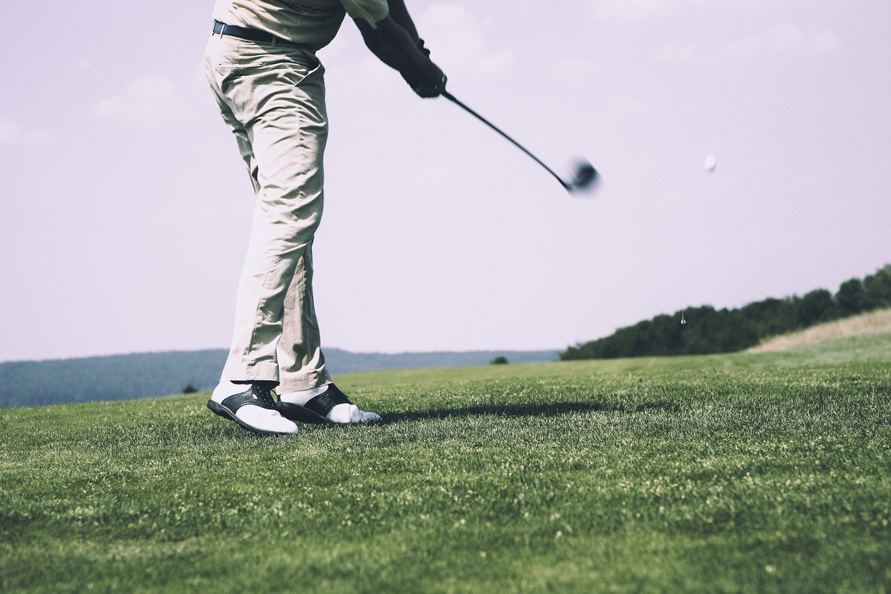 Mann beim Golf - Quelle: Pixabay