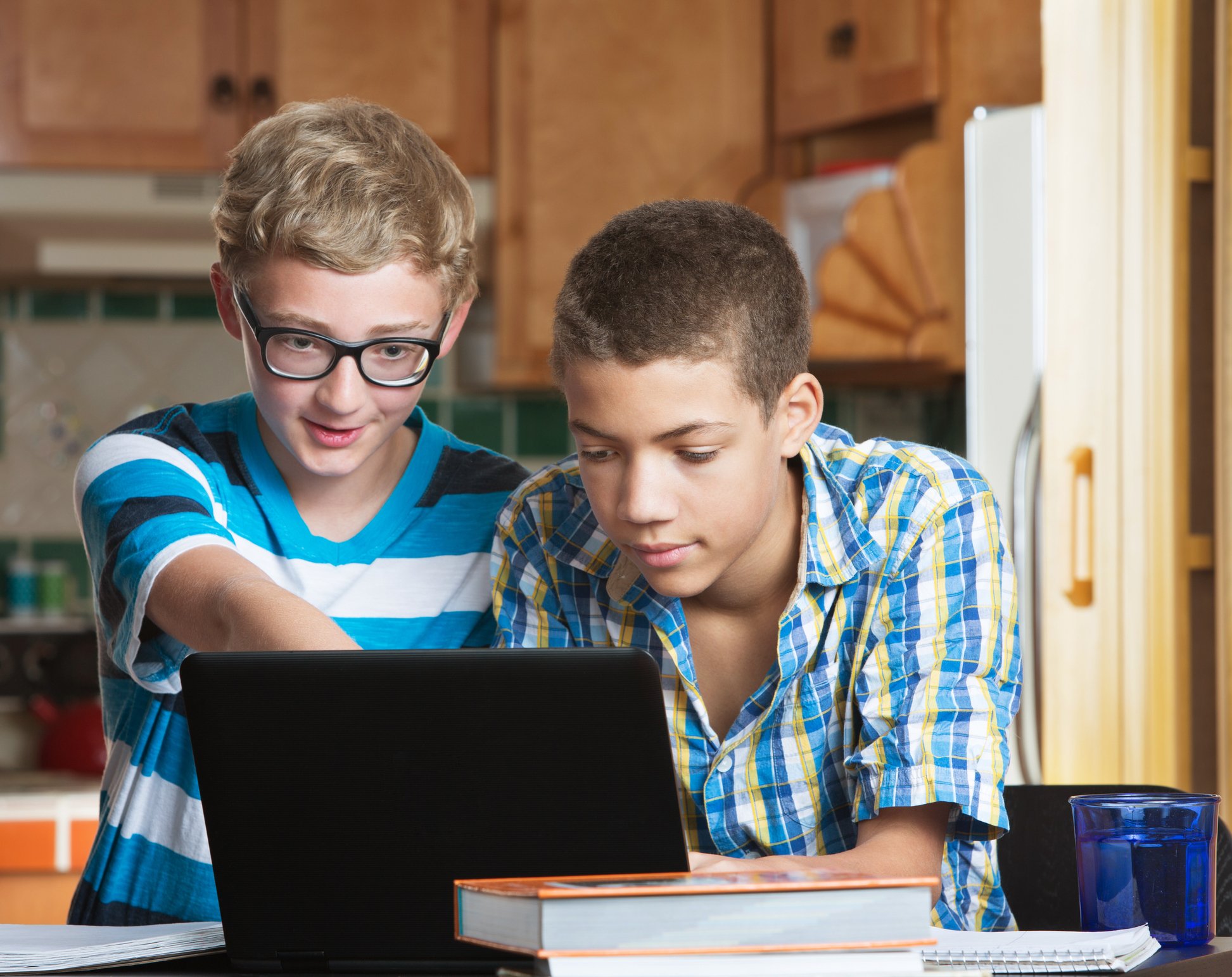 Teenager-Freunde, die Hausaufgaben machen | Quelle: Getty Images