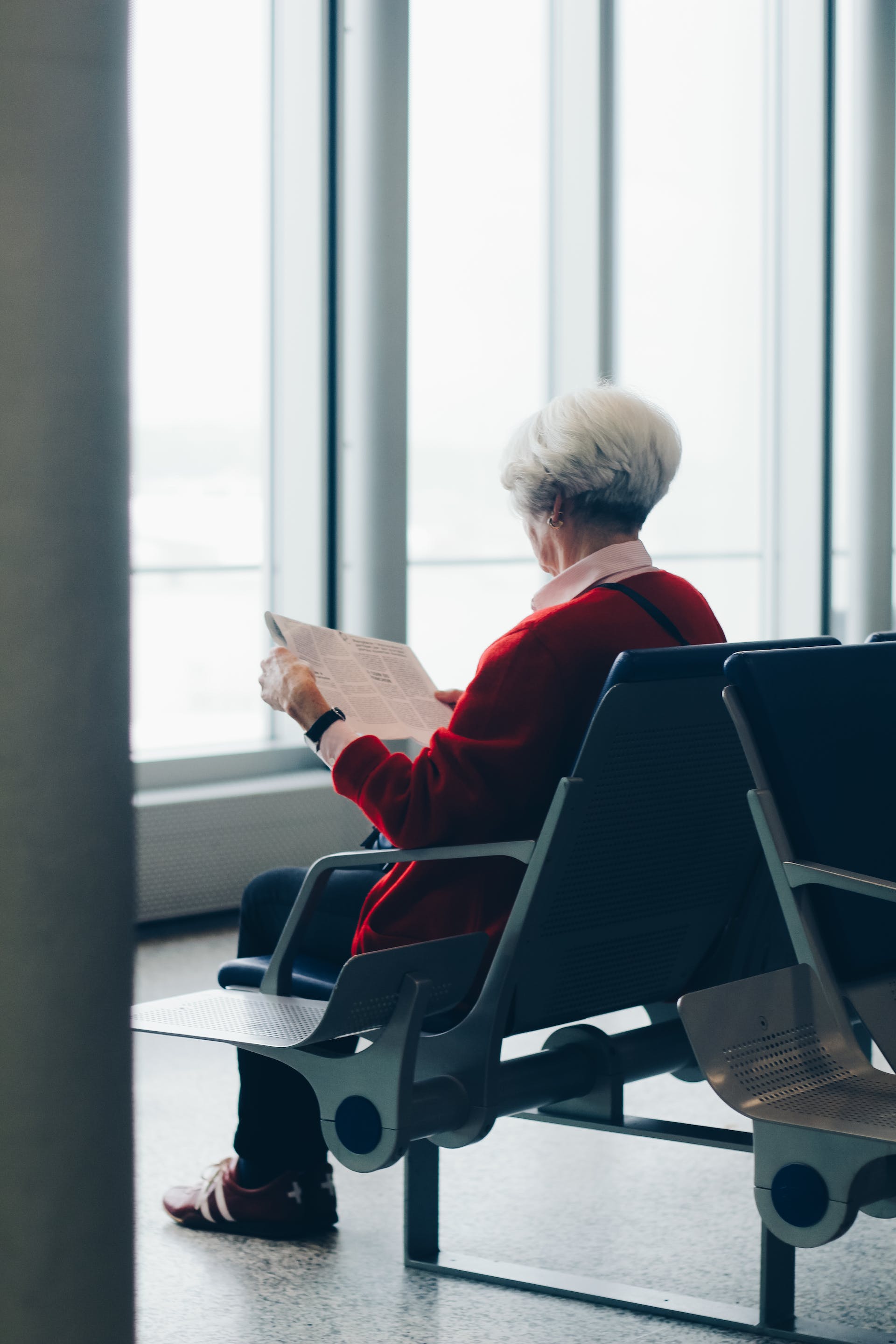 Eine ältere Frau, die auf einem Stuhl sitzt | Quelle: Pexels