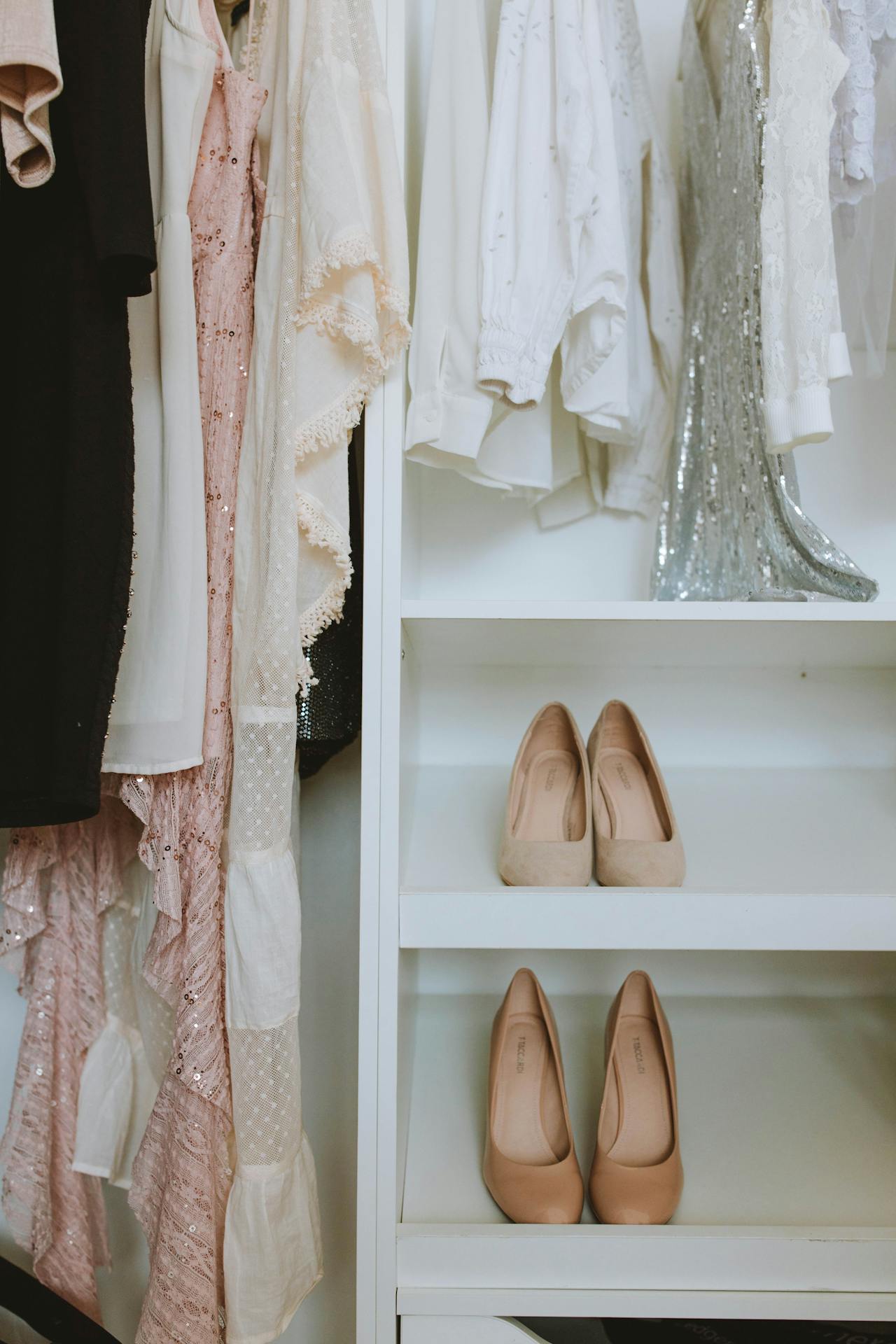 Kleider und Schuhe in einem Kleiderschrank | Quelle: Pexels