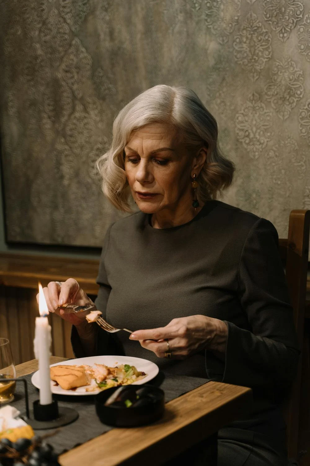Eine ernste reife Frau in einem Restaurant | Quelle: Pexels