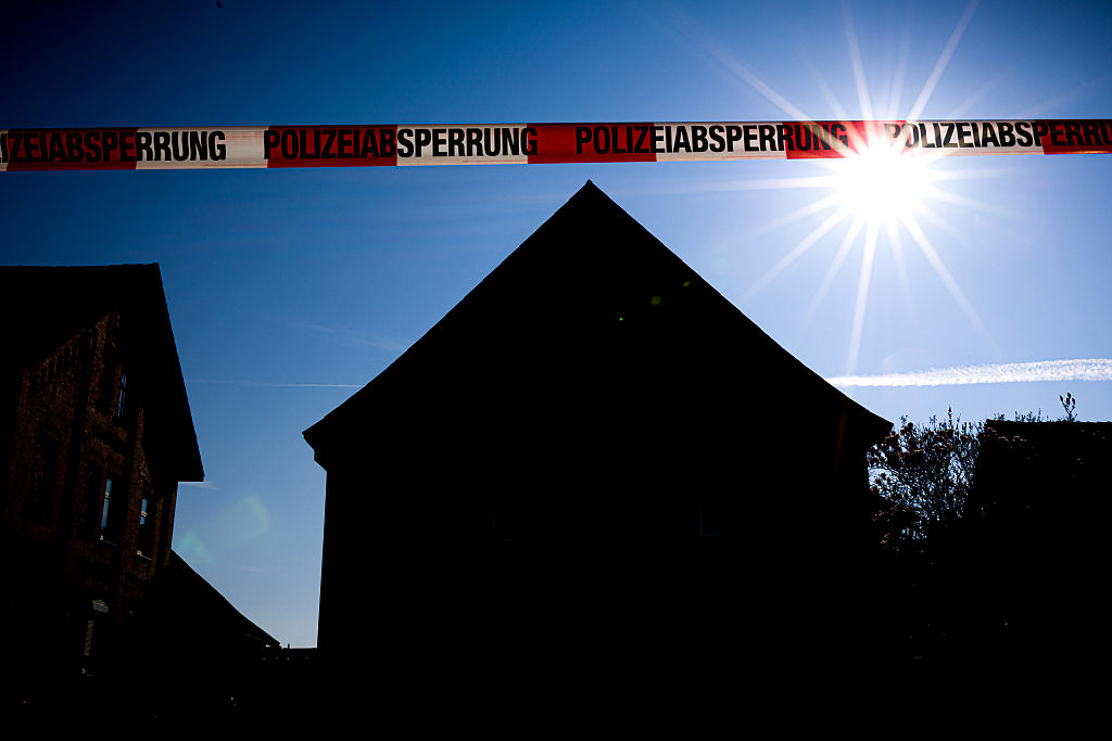 23. März 2026, Niedersachsen, Barsinghausen: Vor einem Einfamilienhaus in der Region Hannover ist Polizeiband gespannt. | Quelle: Getty Images