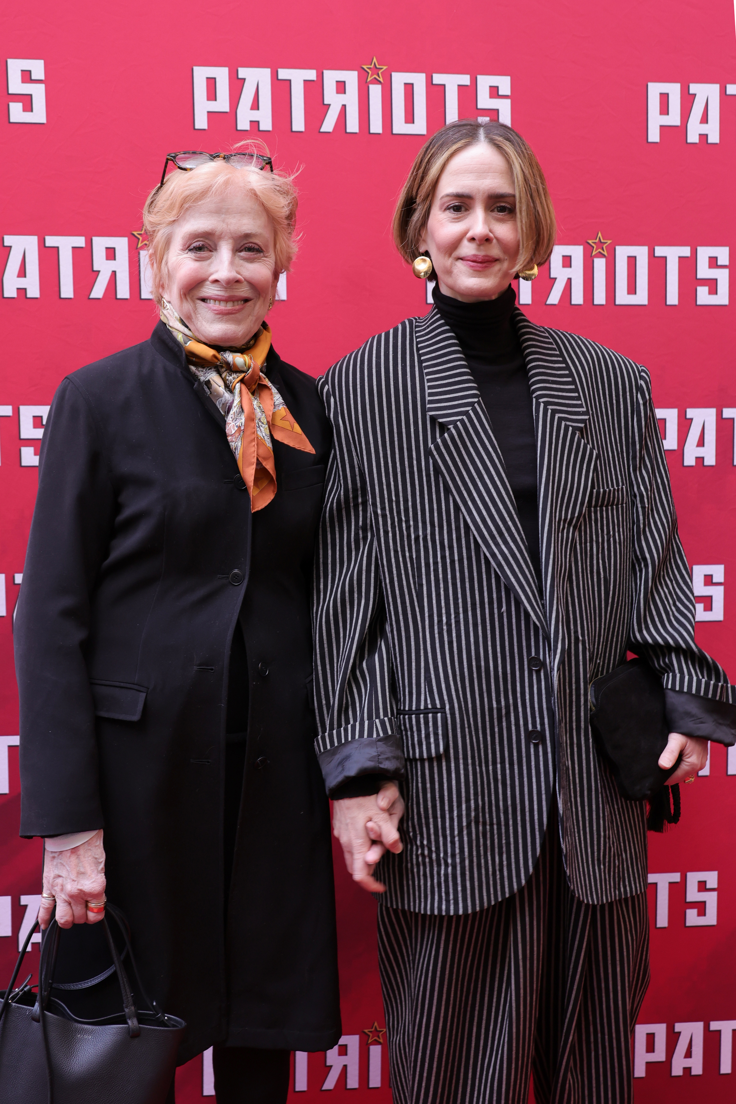 Holland Taylor und ihre Freundin, die Schauspielerin, bei der Broadway-Eröffnung von "Patriots" am 22. April 2024 in New York City. | Quelle: Getty Images
