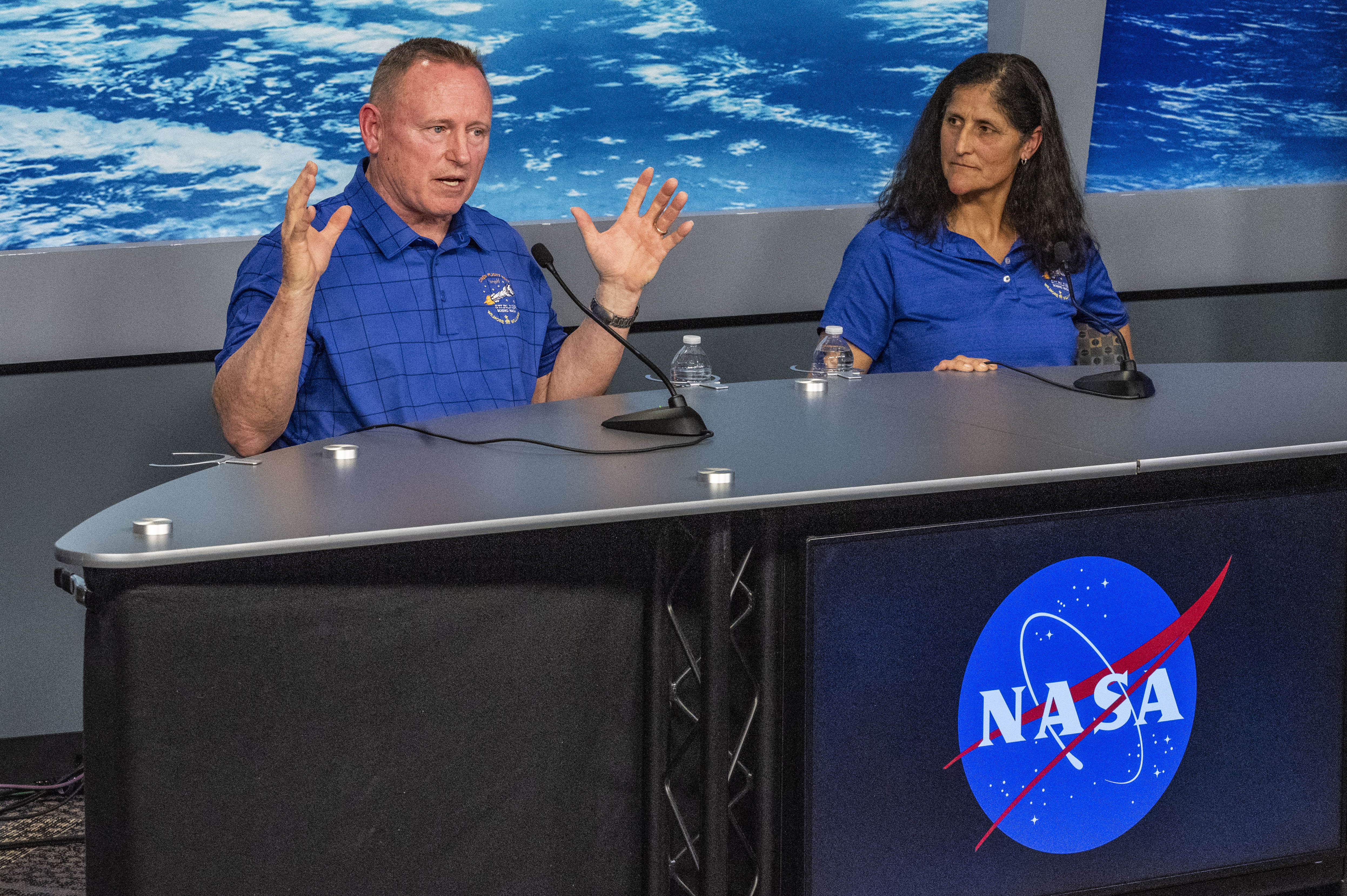 Barry Butch Wilmore und Sunita Suni Williams beantworten Fragen während eines Mediengesprächs im März 2024 | Quelle: Getty Images