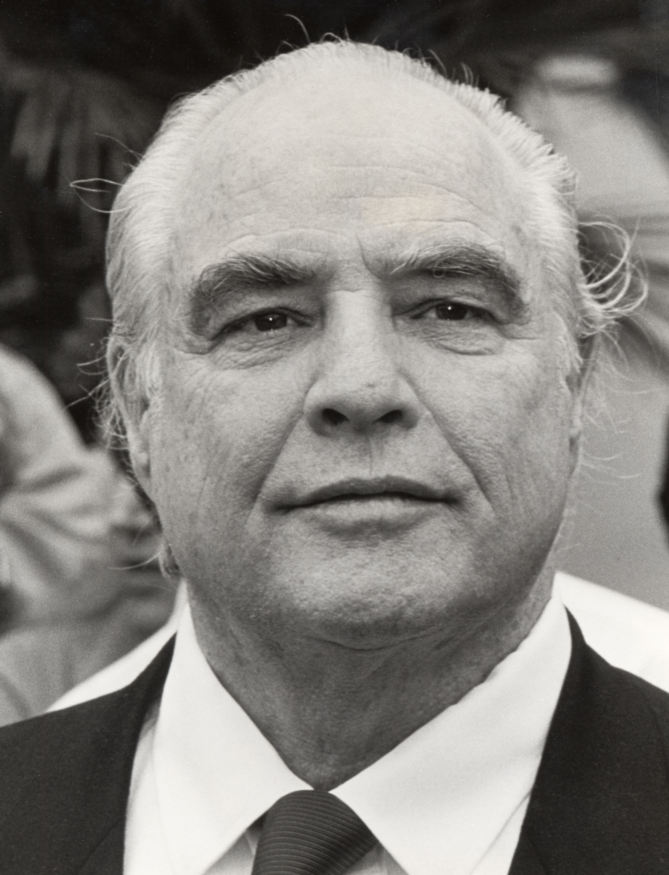 Marlon Brando bei einer Pressekonferenz in Los Angeles, Kalifornien am 14. August 1990 | Quelle: Getty Images