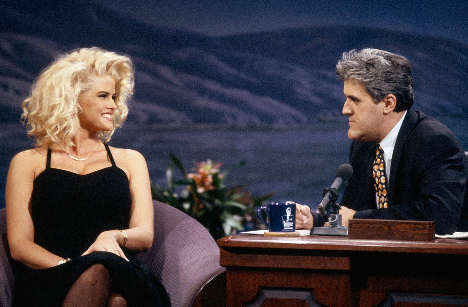 Anna Nicole Smith in der "The Tonight Show with Jay Leno" im Jahr 1992. | Quelle: Getty Images