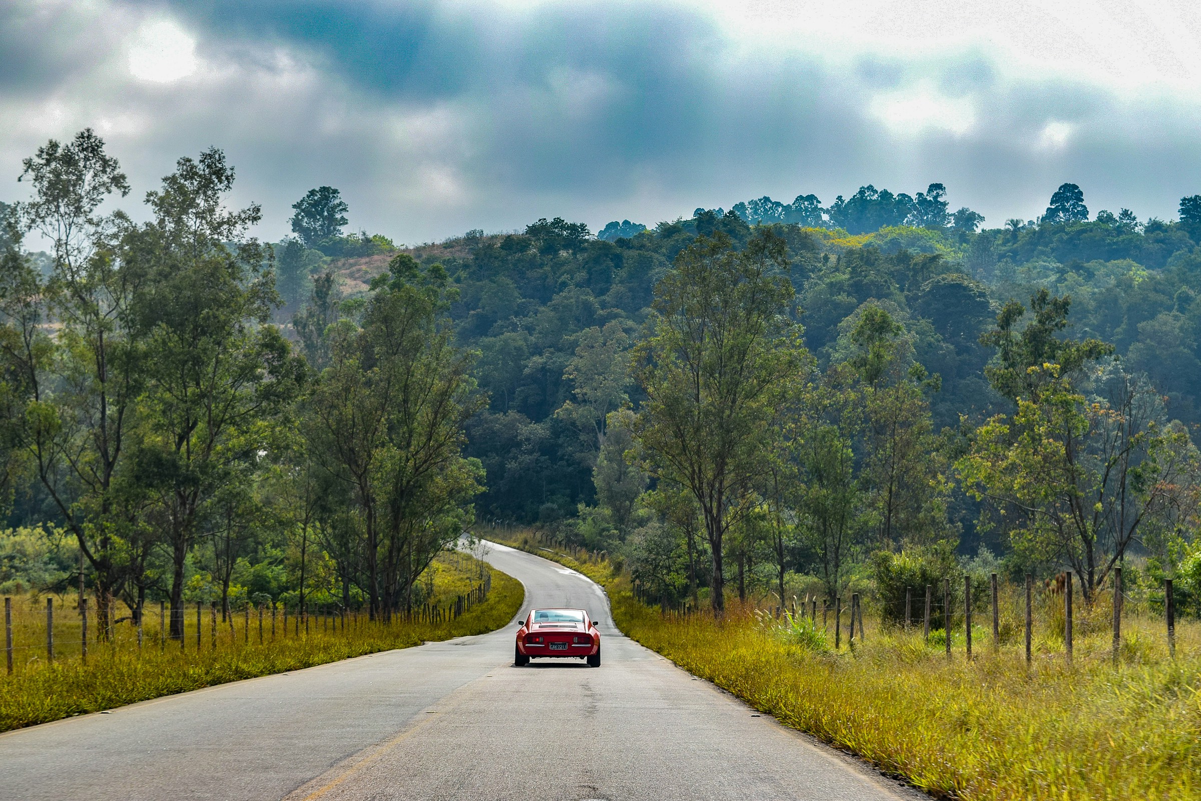 Ein rotes Auto auf einer Straße | Quelle: Unsplash