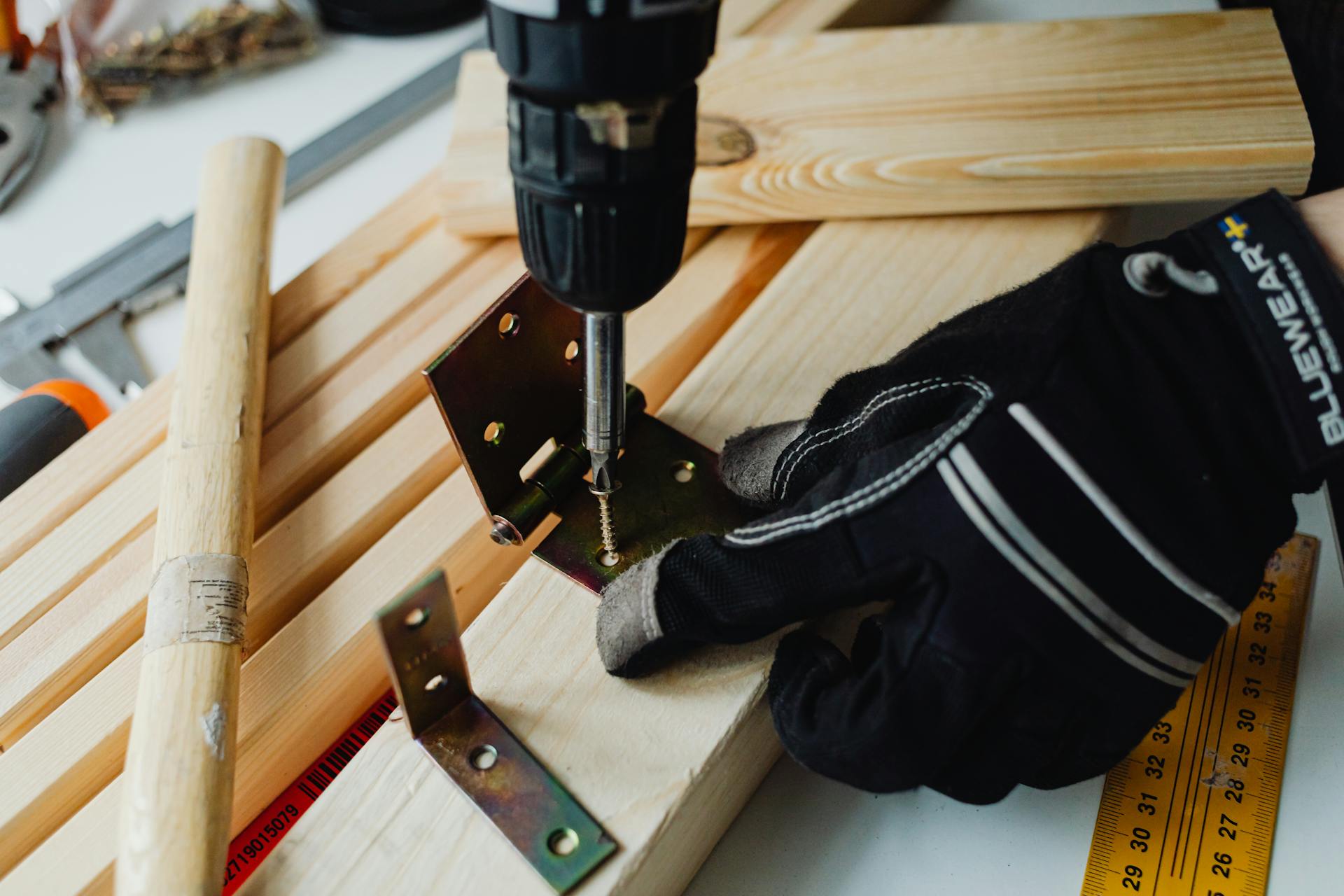 Ein Mann bei der Holzarbeit | Quelle: Pexels