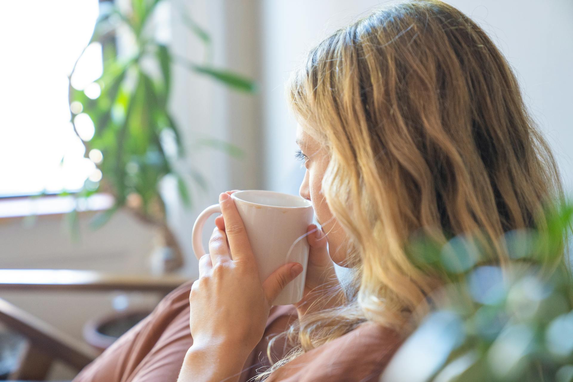 Eine Frau trinkt Kaffee | Quelle: Pexels